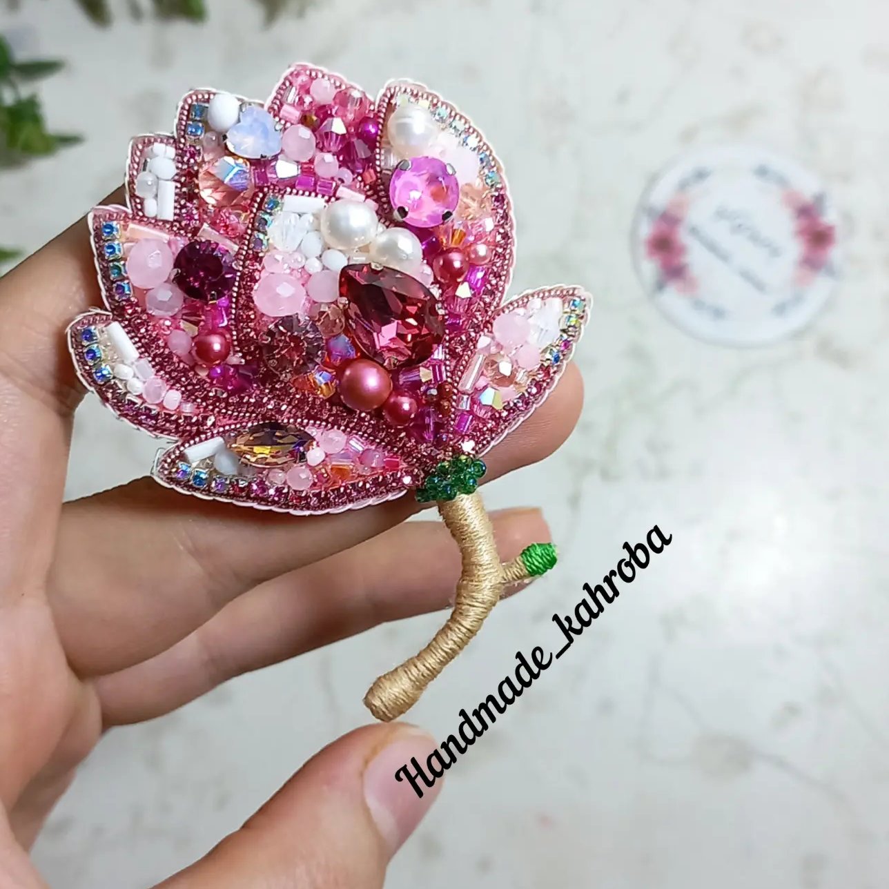 سنجاق سینه طرح گل مگنولیا، خوش رنگ و جذاب ، ساخته شده از متریال درجه یک و رنگ ثابت