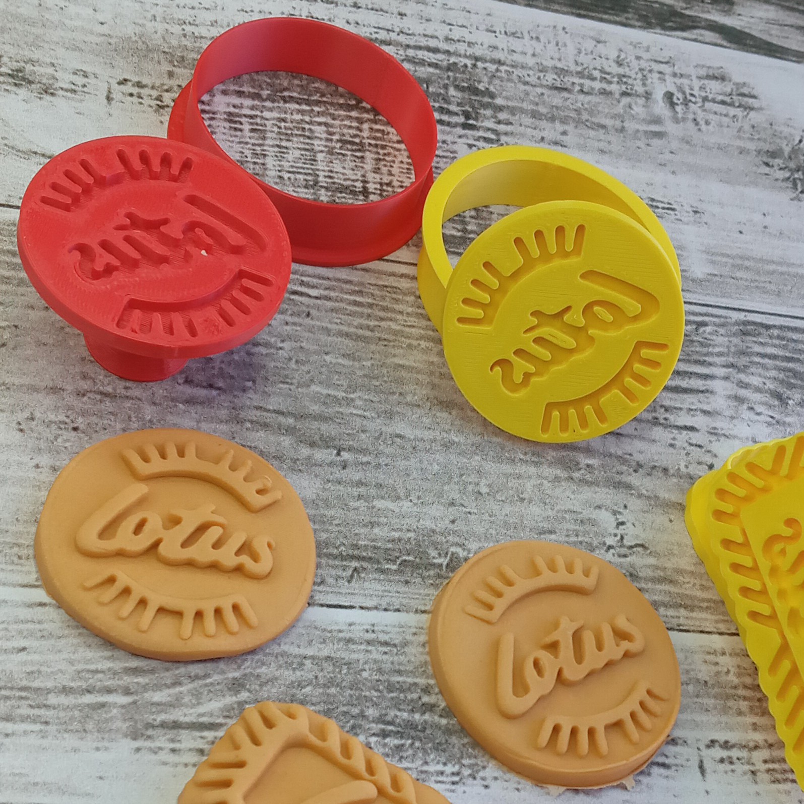 قالب بیسکوئت لوتوس گرد. مهر و کاتر  5 سانت لوتوس