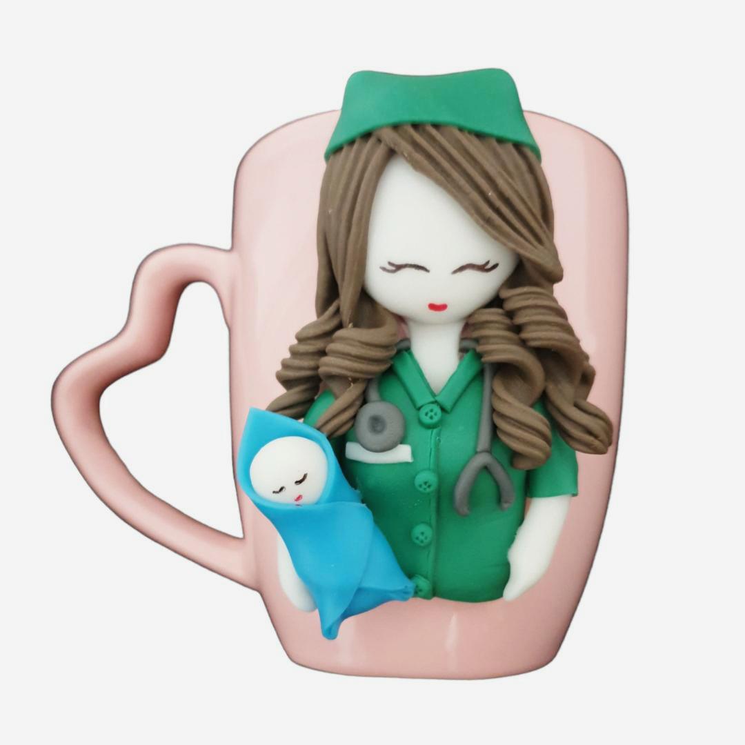 ماگ مدل عروسکی طرح مامایی دسته قلبی کد R142