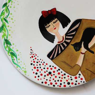 بشقاب دیوارکوب سفالی طرح دختر و گربه کد 1040