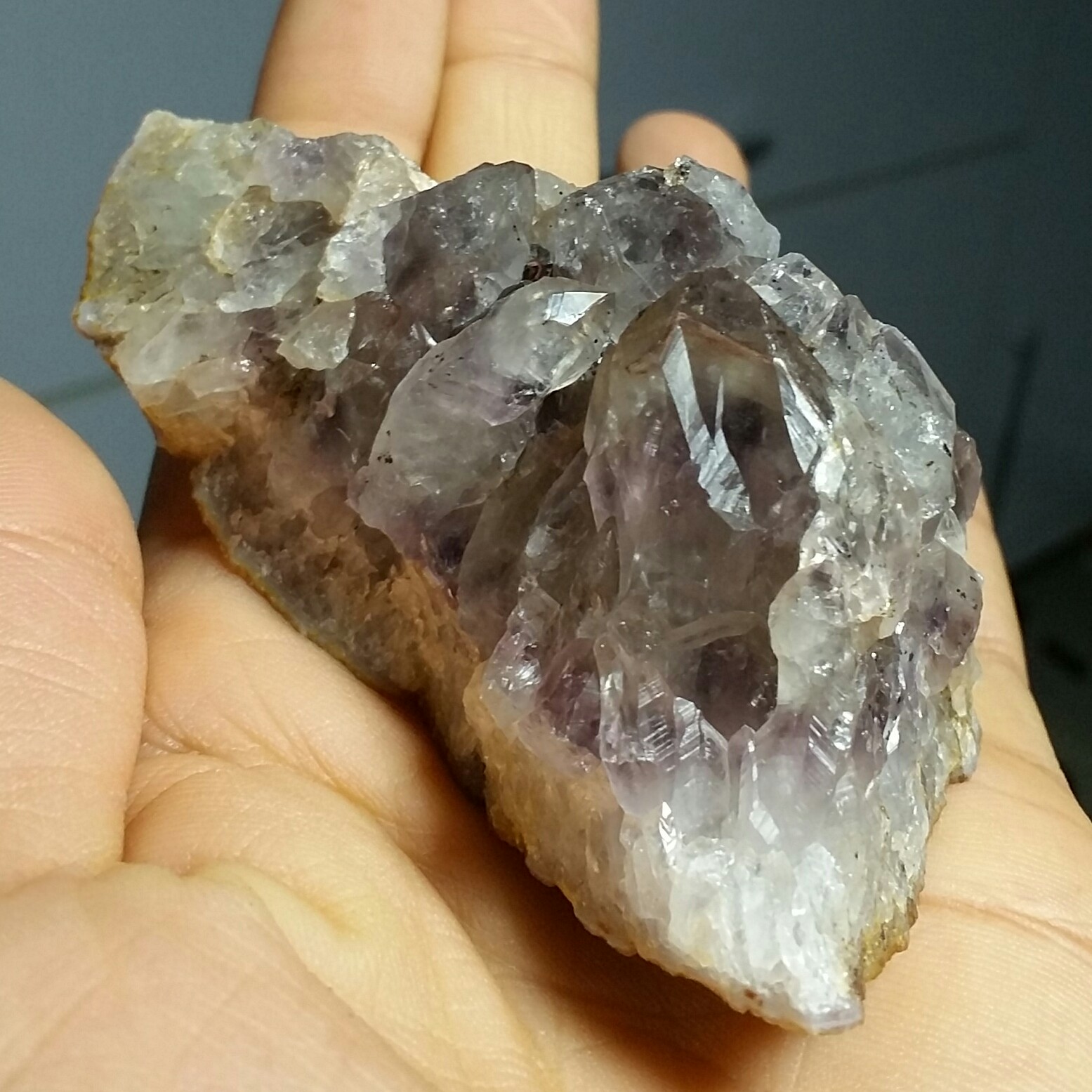 سنگ راف آمیتیست آمیتیس آمتیس آماتیس وارداتی از کشور برزیل بسیار پر رنگ  نمونه ای بسیار کمیاب و خاص کد 11797