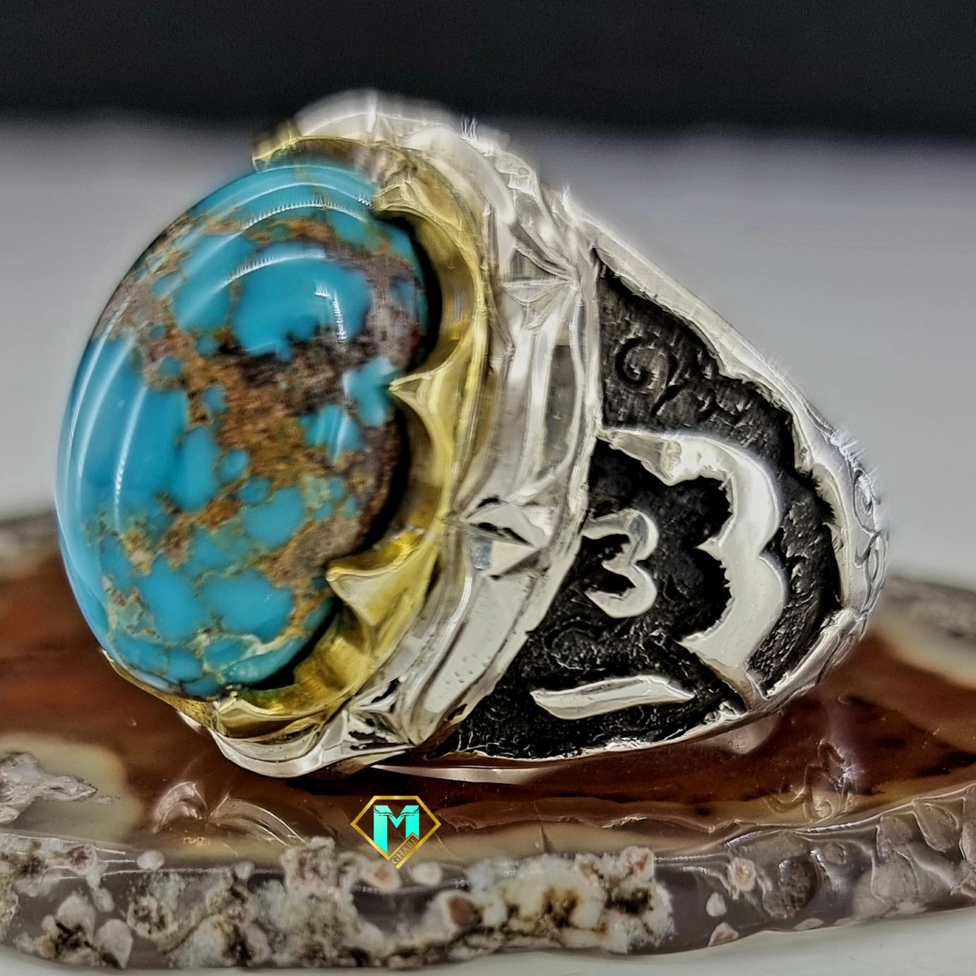 انگشتر مردانه فیروزه نیشابوری طبیعی درجه 1 رکاب نقره 925 دست ساز  قلم زنی برجسته 