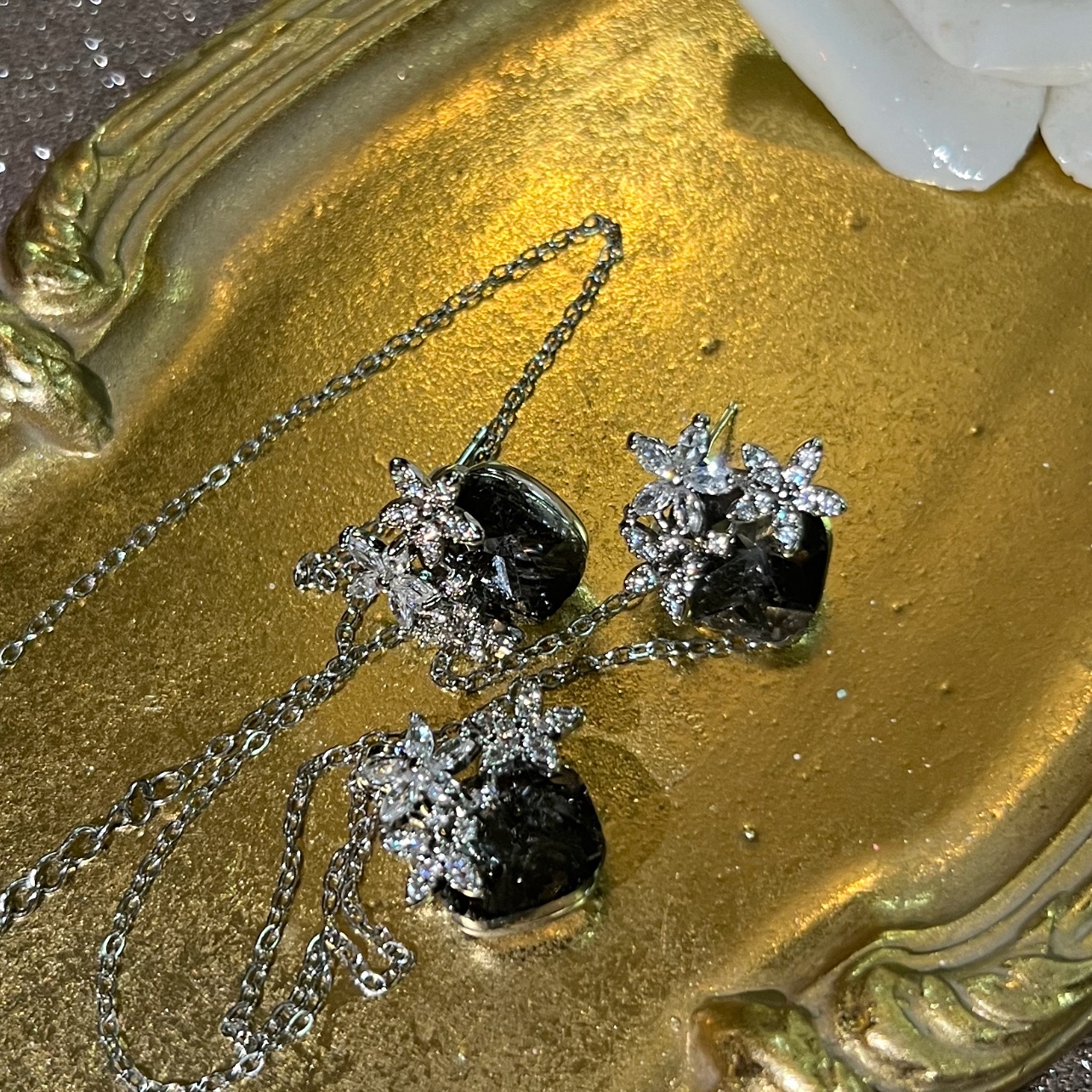 ارسال رایگان نیم ست نگین دار سوارسکی