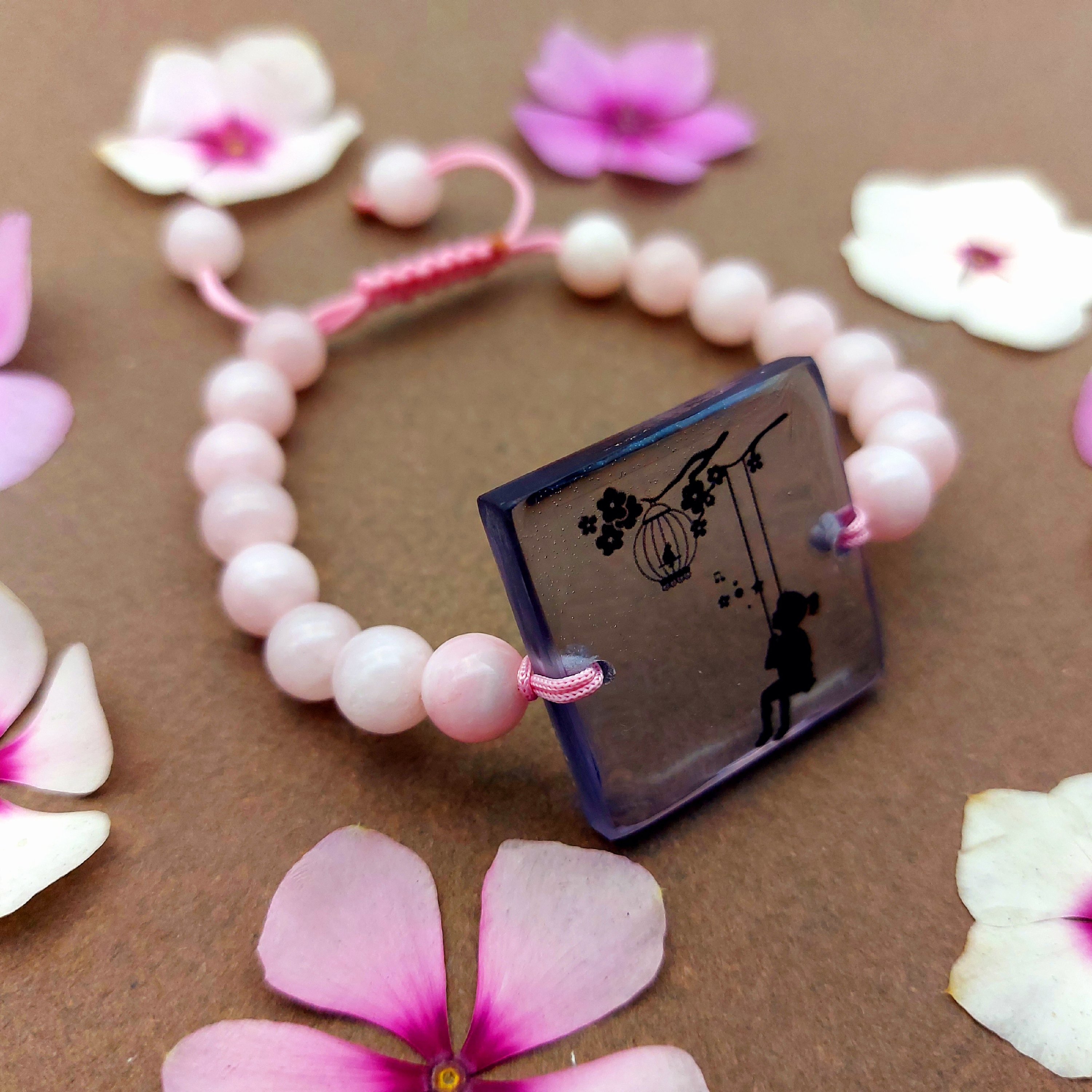 دستبند دست ساز رزین و سنگ رز کوآرتز