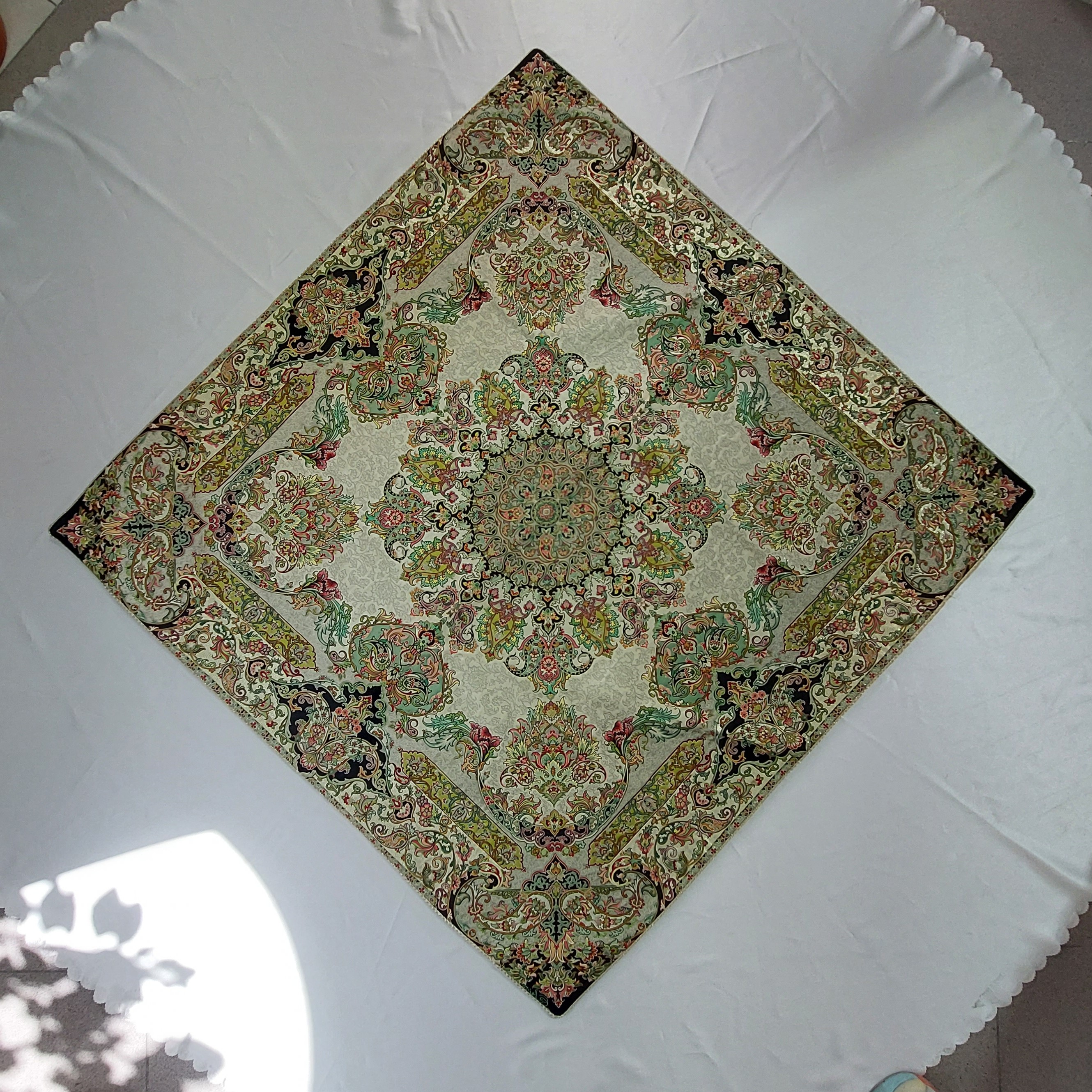 رومیزی ترمه اصل ابریشم،شناسنامه دار دارر 12 رنگ .تراکم ابریشم  بالا  ابعاد 1در1