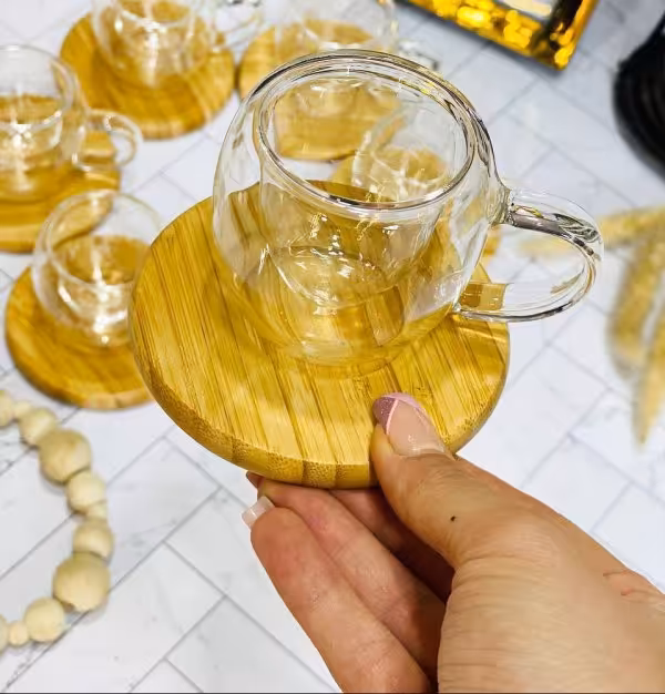 شات قهوه خوری دوجداره پیرکس دسته دار 6 عددی با زیره چوبی و پک کادویی