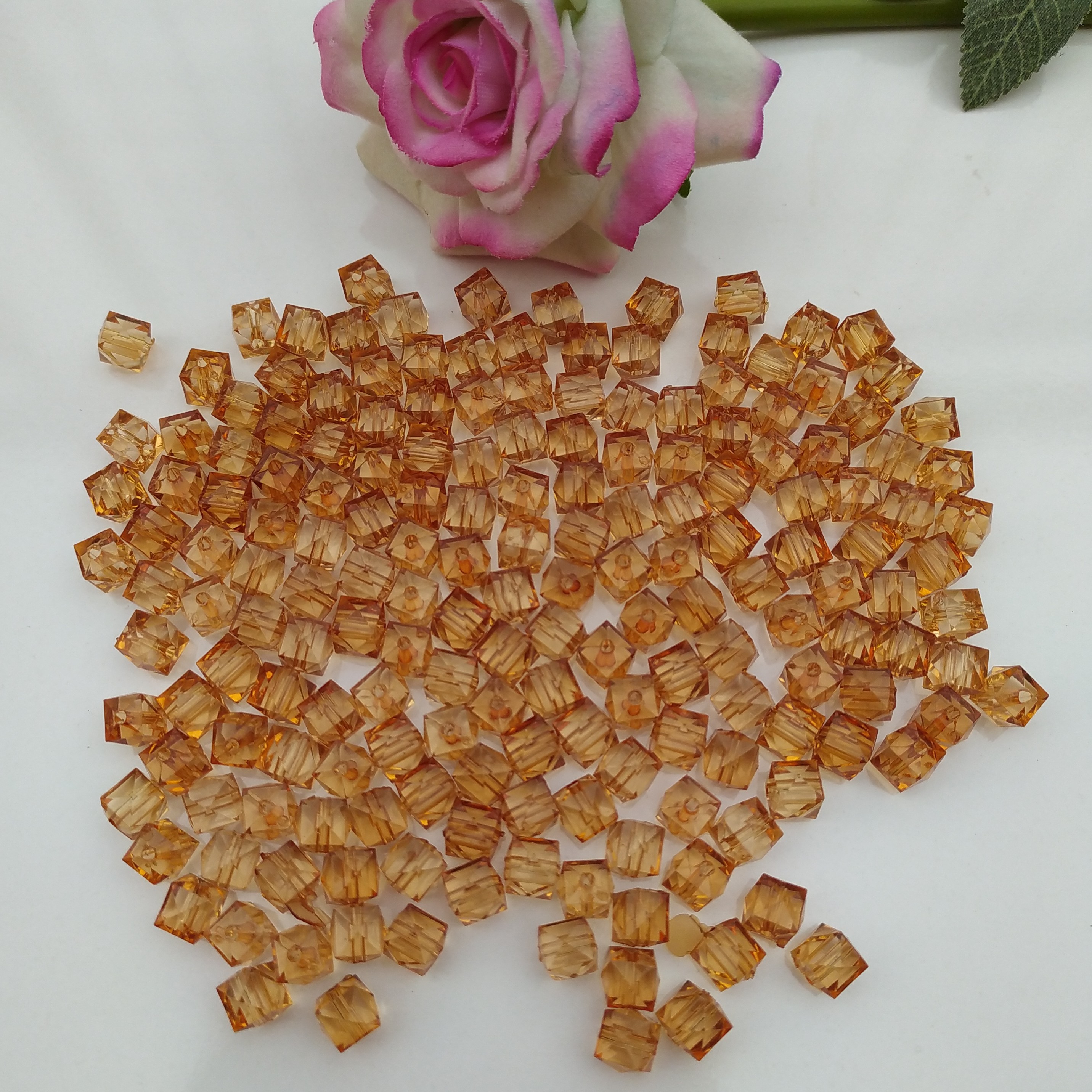 کریستال پلاستیکی مکعبی خارجی سایز 8 (پک 50 گرمی ) قهوه ای 180 عددی   