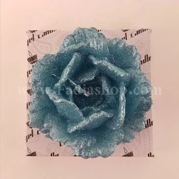 شمع گل روی آب آبی