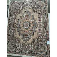 فرش ماشینی 1200 شانه اصل تراکم 3600 طرح حوض نقره زمینه بژ 12 متری جنس اکرولیک