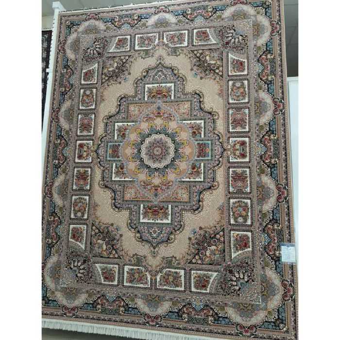 فرش ماشینی 1200 شانه اصل تراکم 3600 طرح حوض نقره زمینه بژ 12 متری جنس اکرولیک
