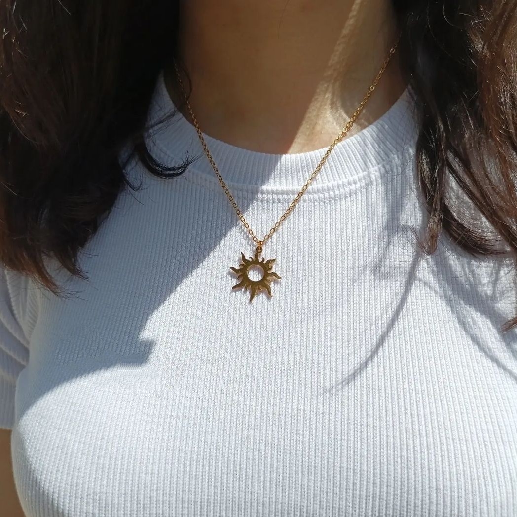 گردنبند استیل با آویز خورشید دخترانه زنانه ،تست واکتس شده،رنگ ثابت،ارسال رایگان،مناسب استفاده دائم وهدیه،بدلیجات استیل