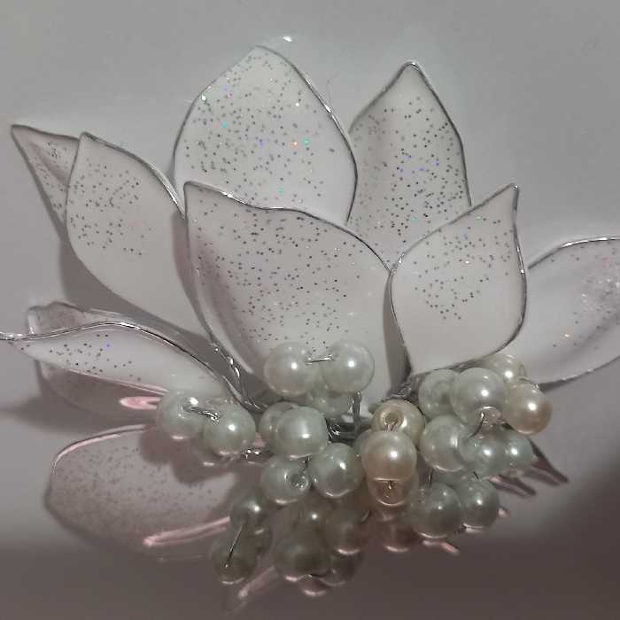 شونه با برگهای رزینی و گلهای مروارید سنگی 