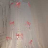 تور و پشه بند تخت خواب پاپیونی رنگ سفید با پاپیون های صورتی 