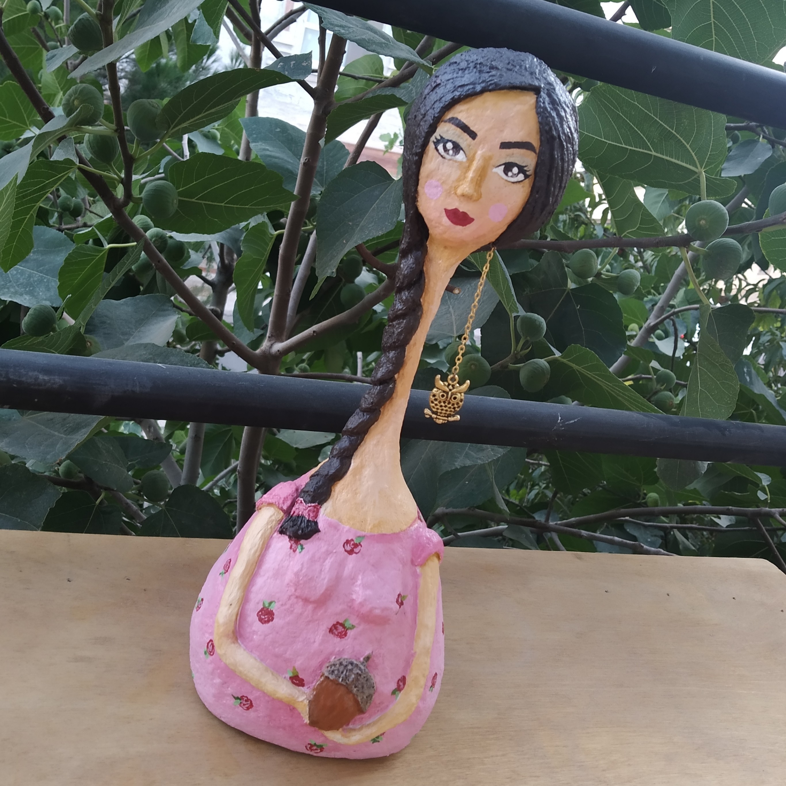 مجسمه دختر بلوط