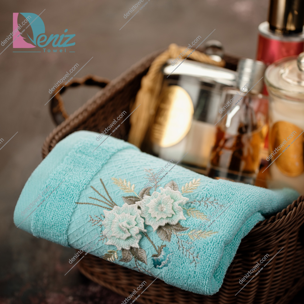 حوله دستی گلدوزی طرح مارتا رنگ فیروزه ای