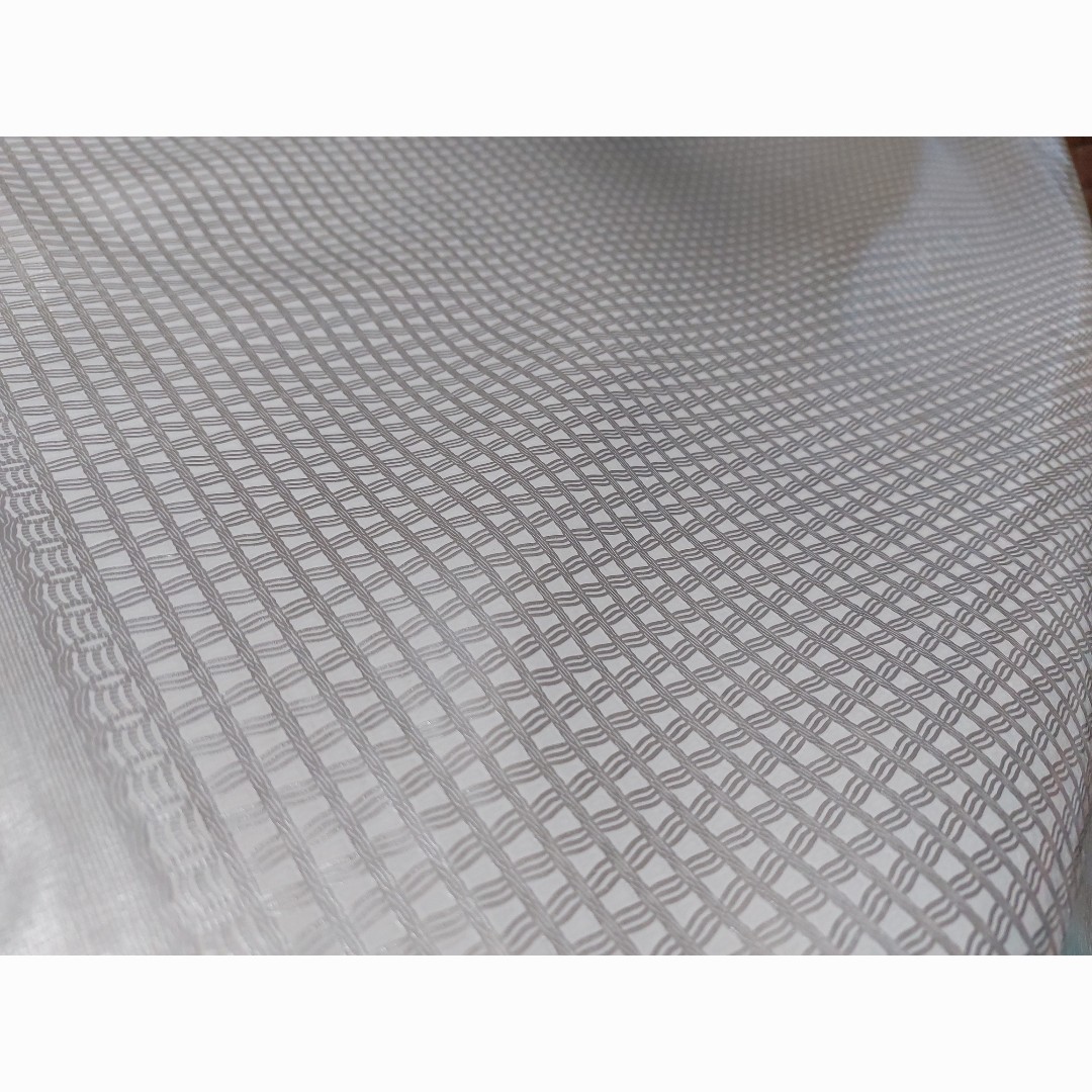 سفره شیک رنگ نقره ای سفره سیلور طرح تایوان رولی عرض یک متر مناسب مجلسی و دم دستی رمیزی باکیفیت در پلاسکو دهقان 