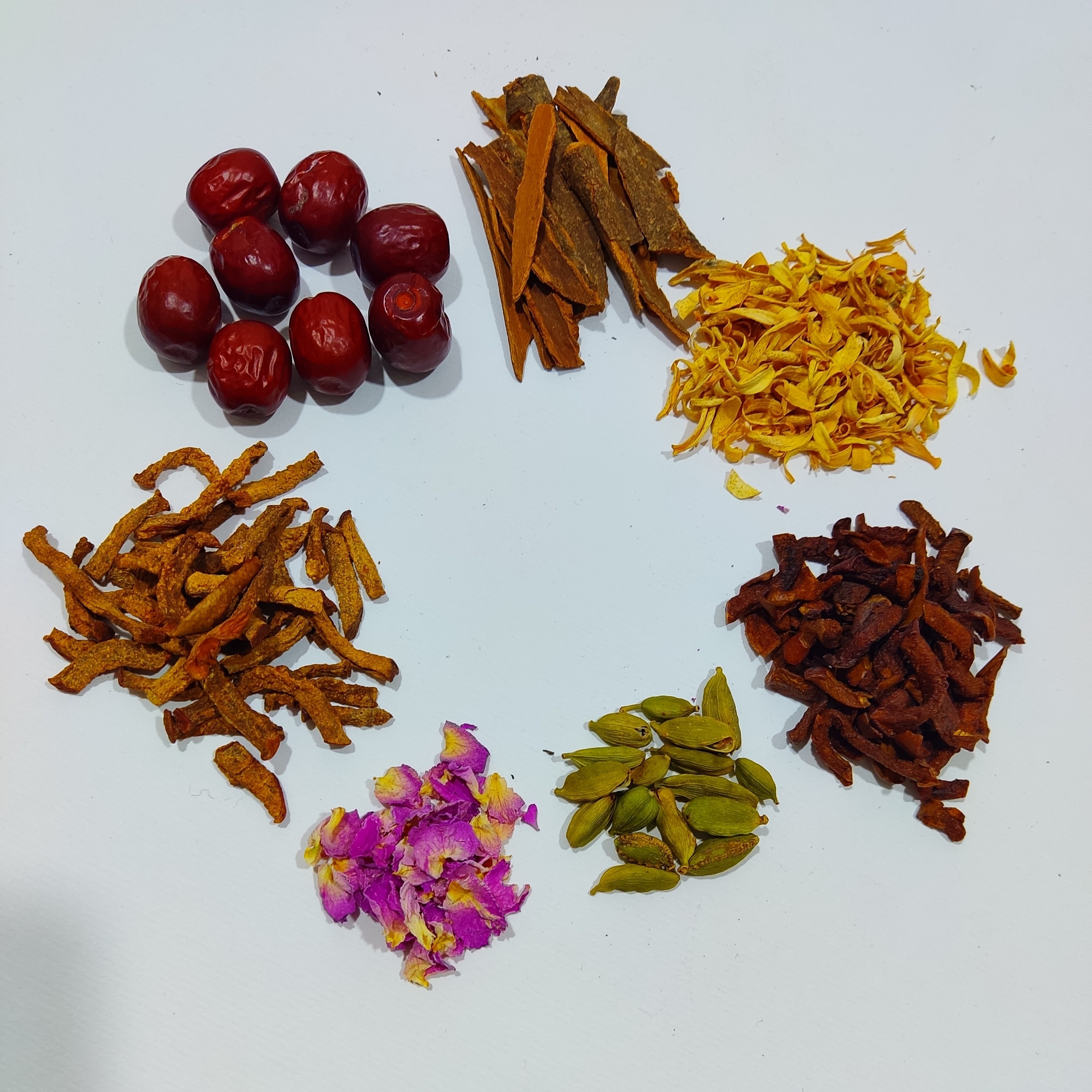 دمنوش میوه ای اعلا (300گرمی) ترکیبات(بهسیبدارچینبهارنارنجگل محمدیهل معطرعناب)تضمین کیفیت ومرجوعی