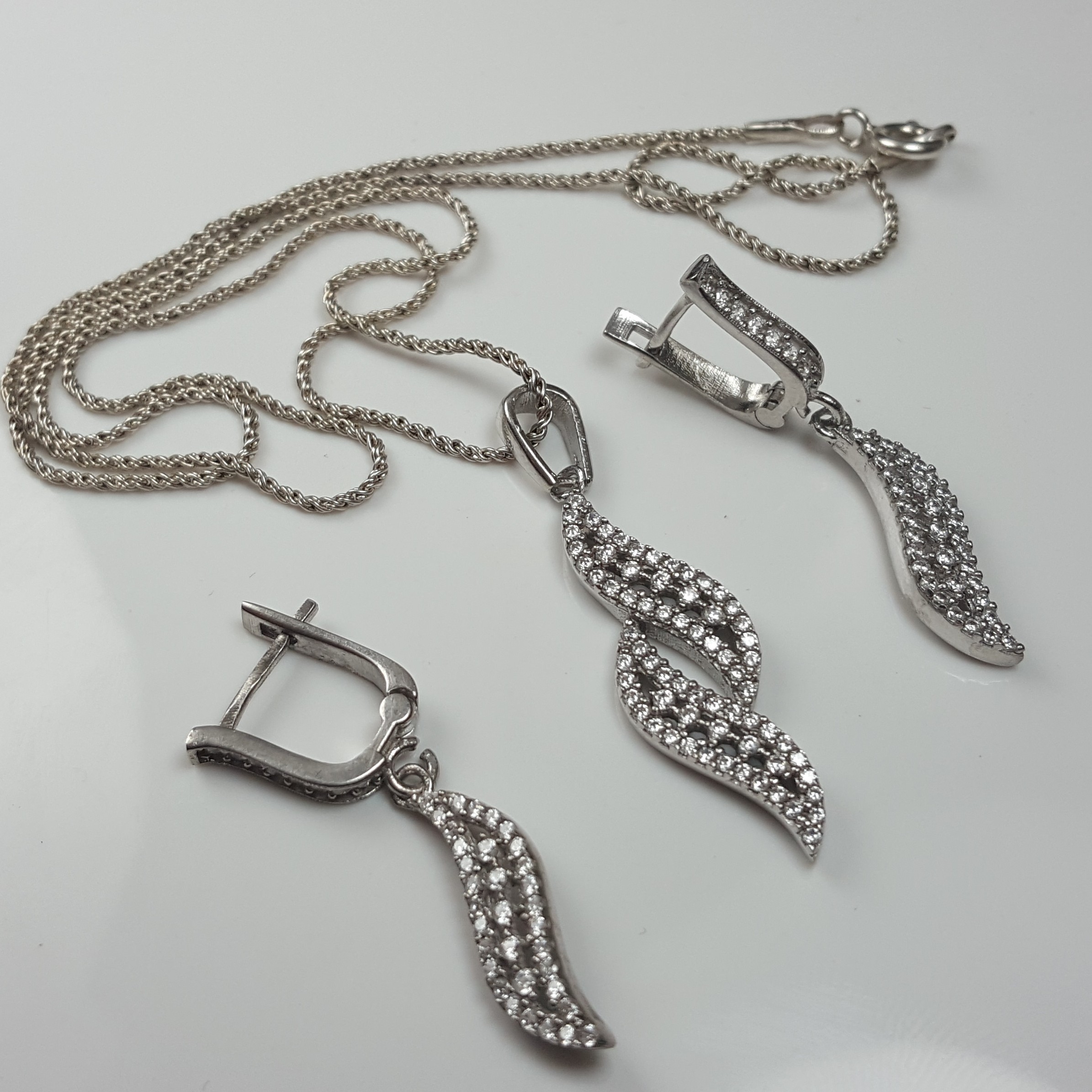 نیم ست نقره 
ابکار رادیوم درجه یک 
نگین اتمی درجه یک 
عیار 925 
وزن 7.65 
قیمت 900تومان