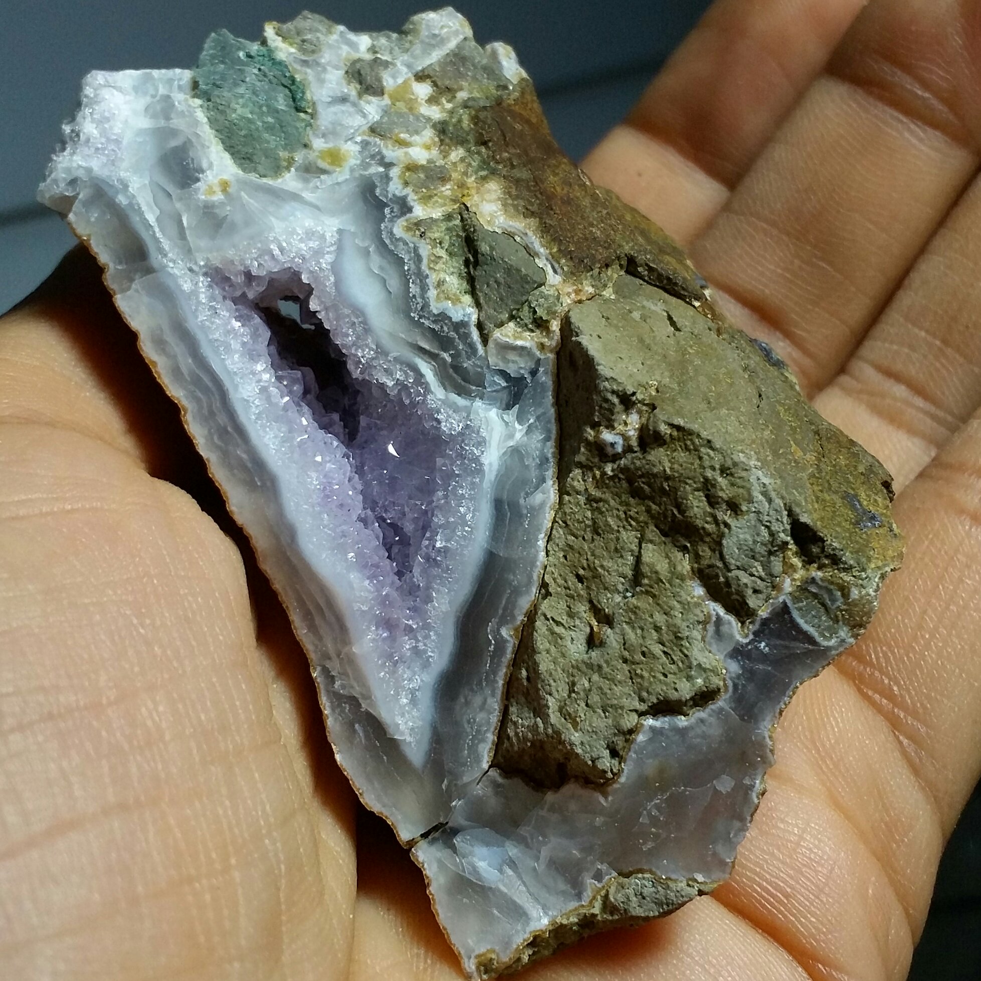 سنگ راف آمیتیس پر رنگ روی بستر بسیار زیبا دیدنی کاملا طبیعی شاهکار خلقت خااااص
سایز درشت
کد 7964