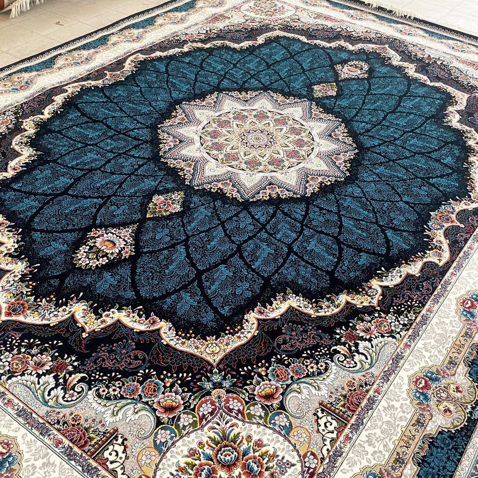 فرش 700 شانه تراکم 2550 نمره نخ 21 طرح شیدا سرمه ای10 سال ضمانت در همه ابعاد
پس کرایه