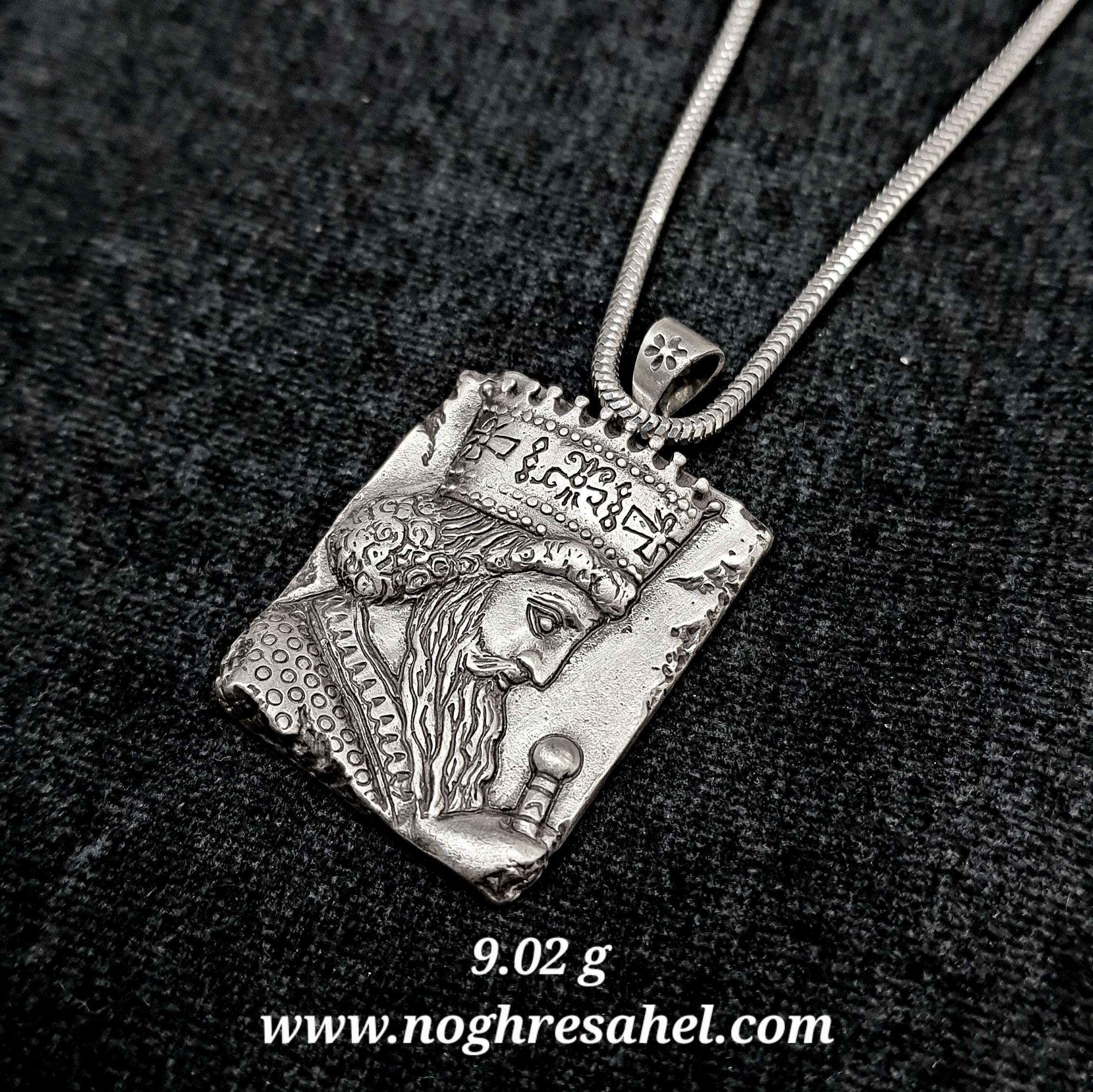 آویز خشایار شاه نقره عیار 925 با قلمزنی دست