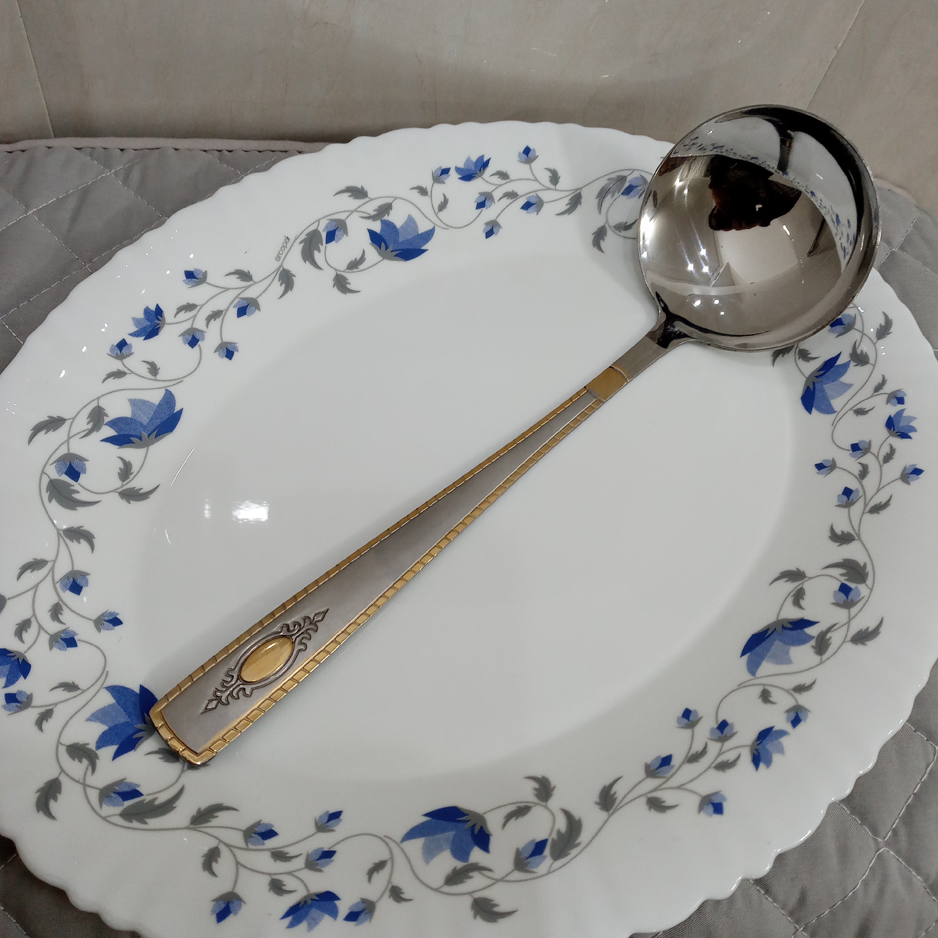 ملاقه خورشت بزرگ استیل یونیک لایف طلایی یک عددی ارتفاع 28 دهانه ی 8.5 در ضخامت 3 میل جنس عالی 