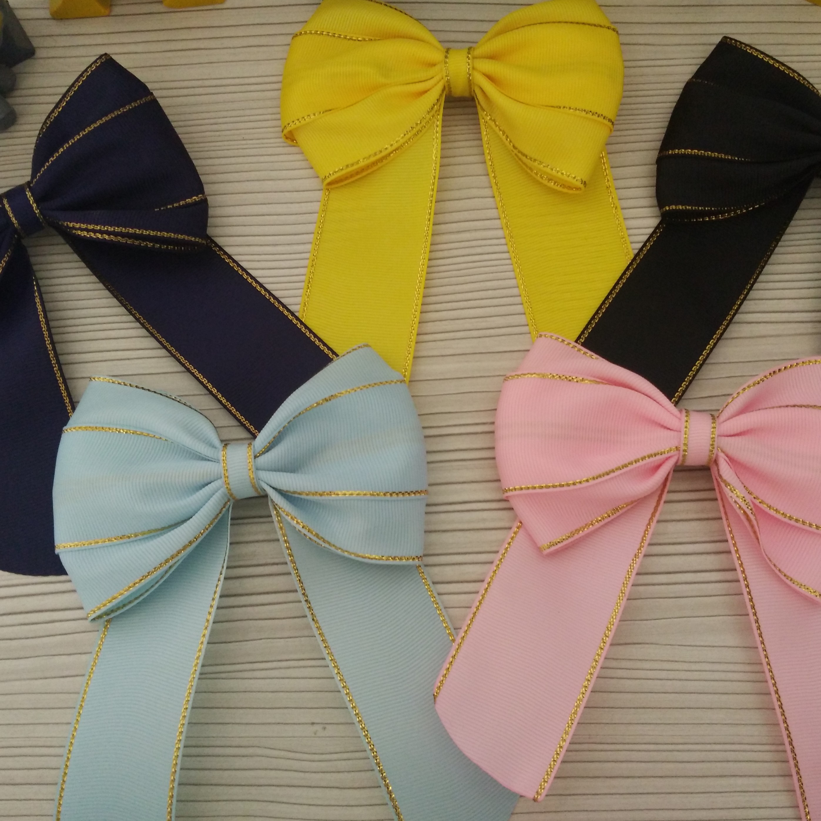 گیره انبری سایز بزرگ در رنگبندی متنوع سایز حدودی 10سانت و ارتفاع 14سانت