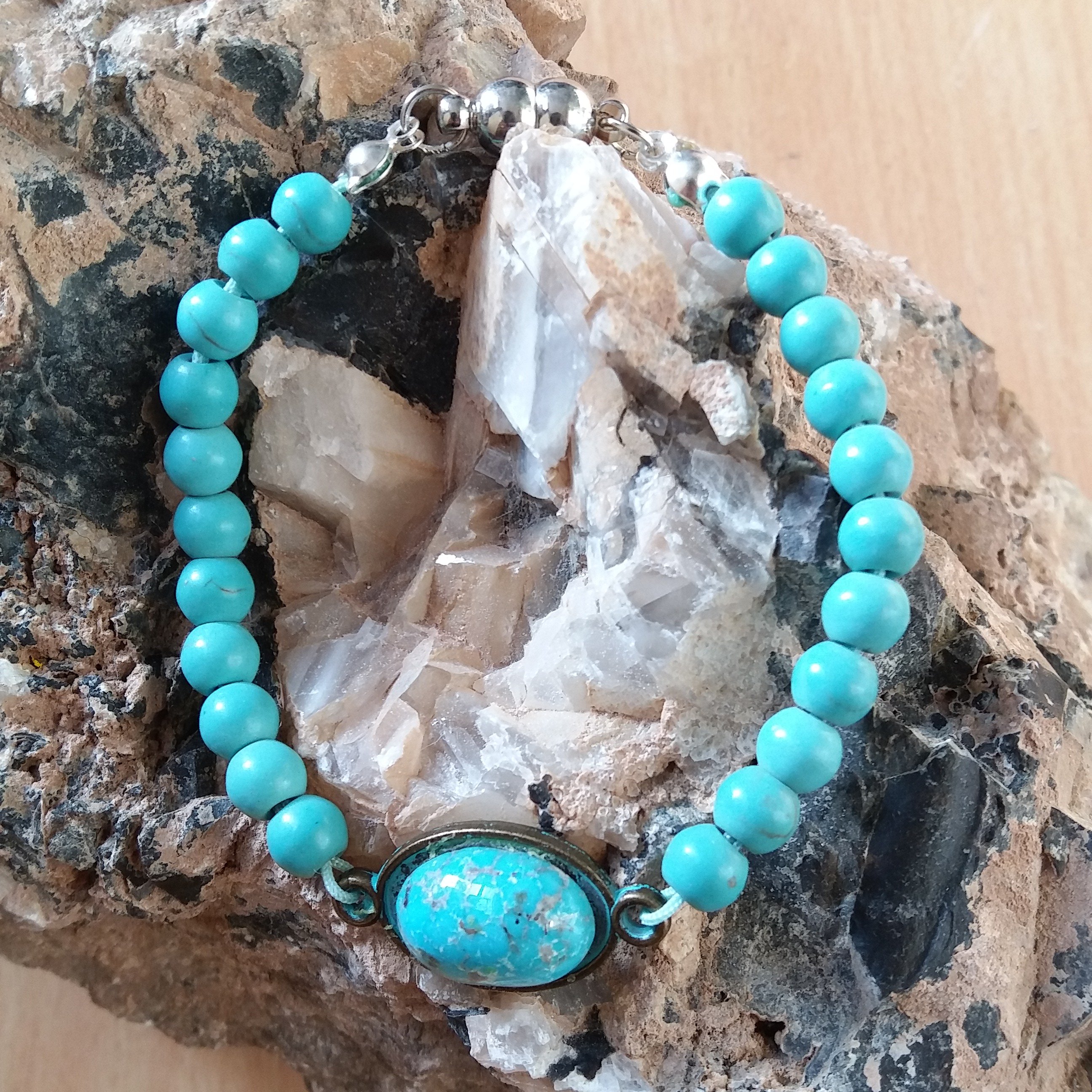 دستبند فیروزه اصل با نگین فیروزه کرمان معدنی و رنگ طبیعی با رکاب برنزی و مهره های فیروزه هندی با قفل آهنربایی