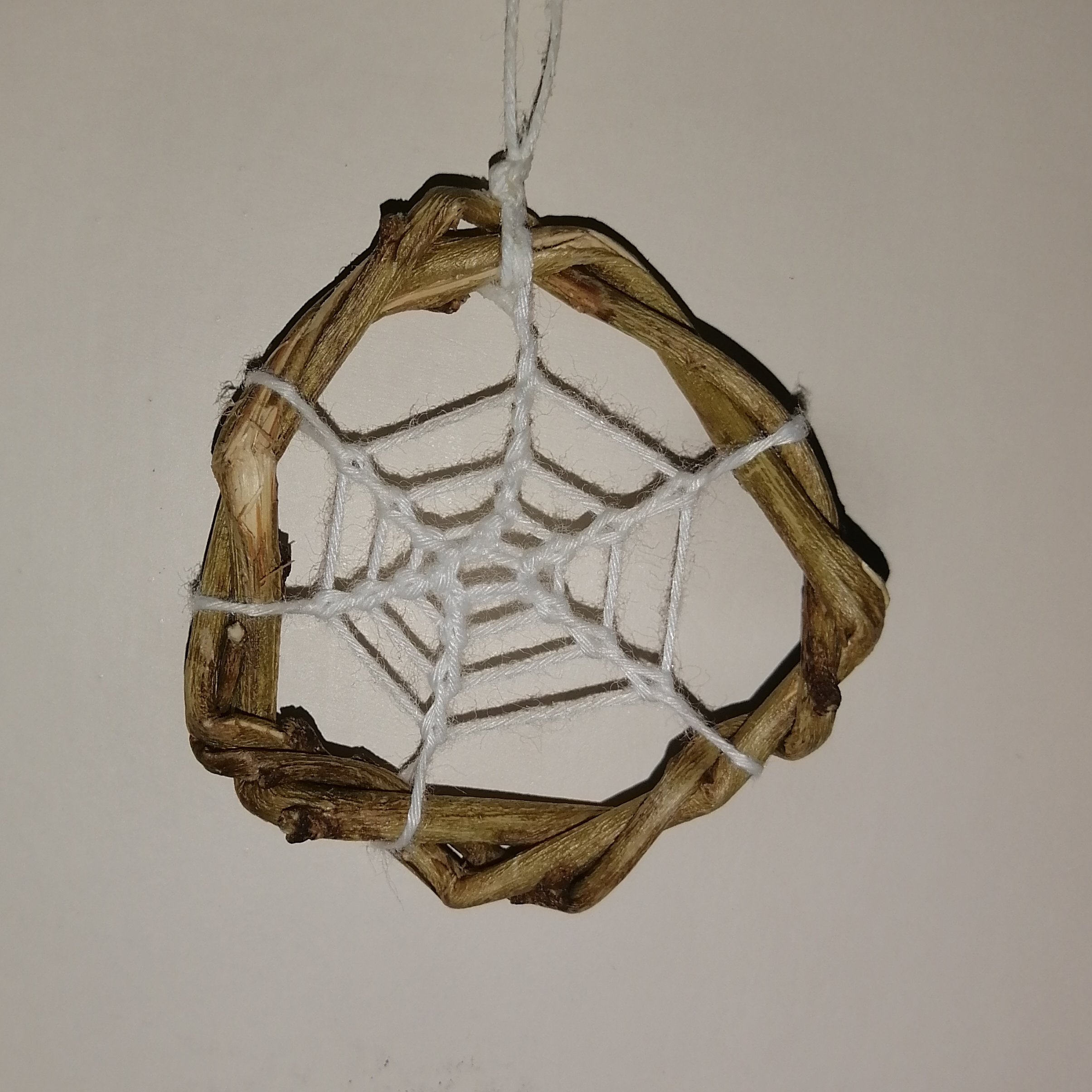 آویز ماشین یا دیوار که به صورت تار عنکبوت خیلی منظم بافته شده است و... 