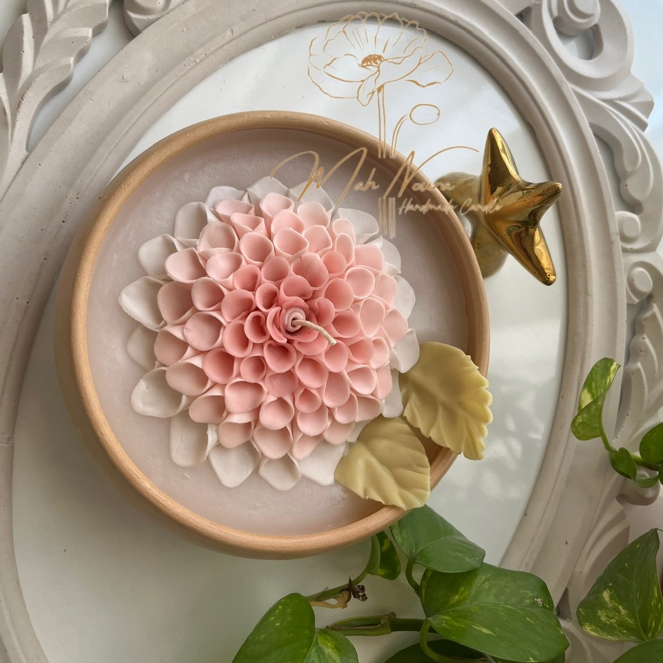 شمع دستساز  ظرف سفالی مدل گل کوکب (ارتفاع 6 قطر 18 ) 