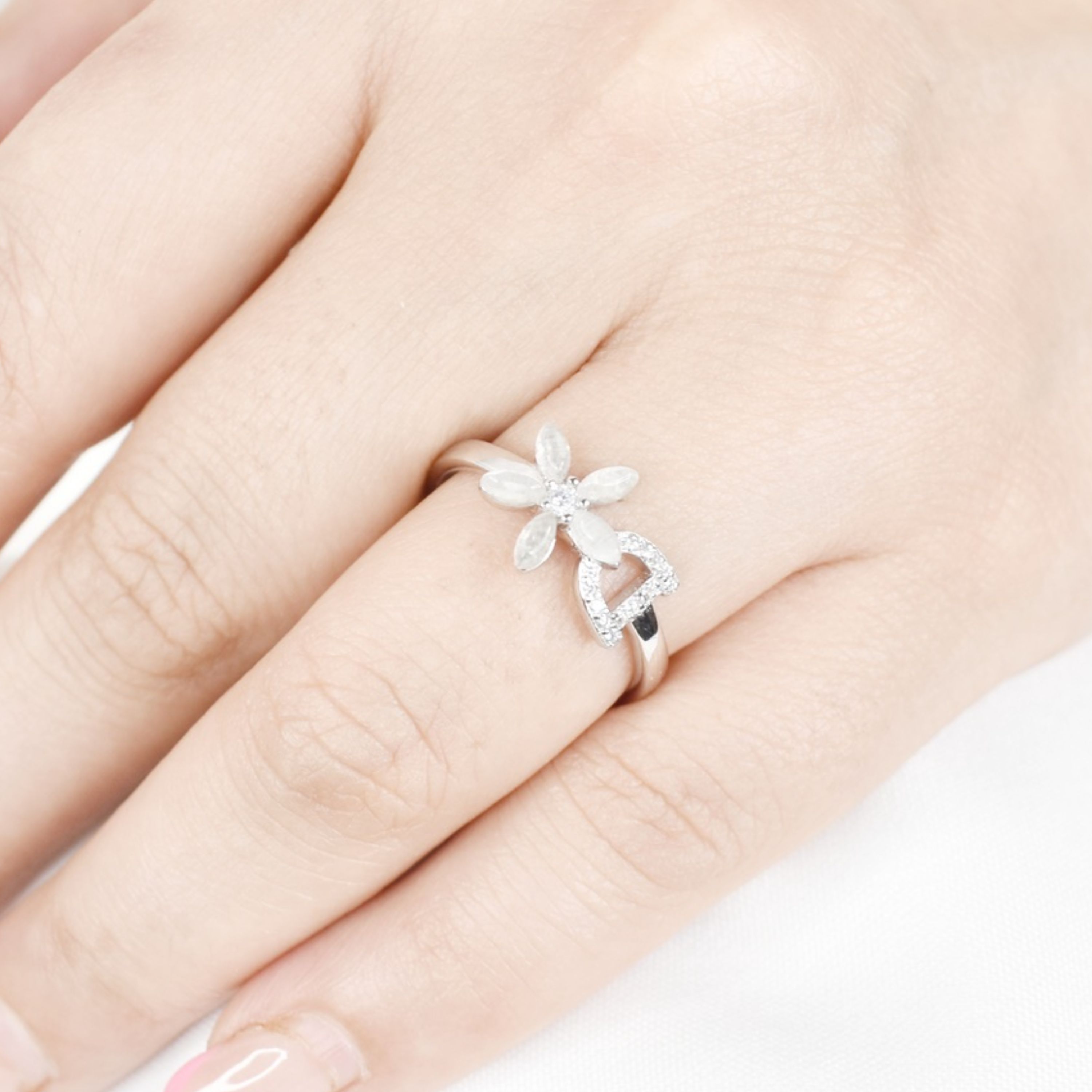 انگشتر نقره طرح گلبرگ کد 7272