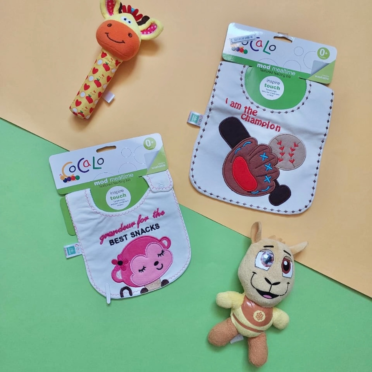 پیشبند غذاخوری کودک کوکالو در دو طرح سفیدو شیری رنگ