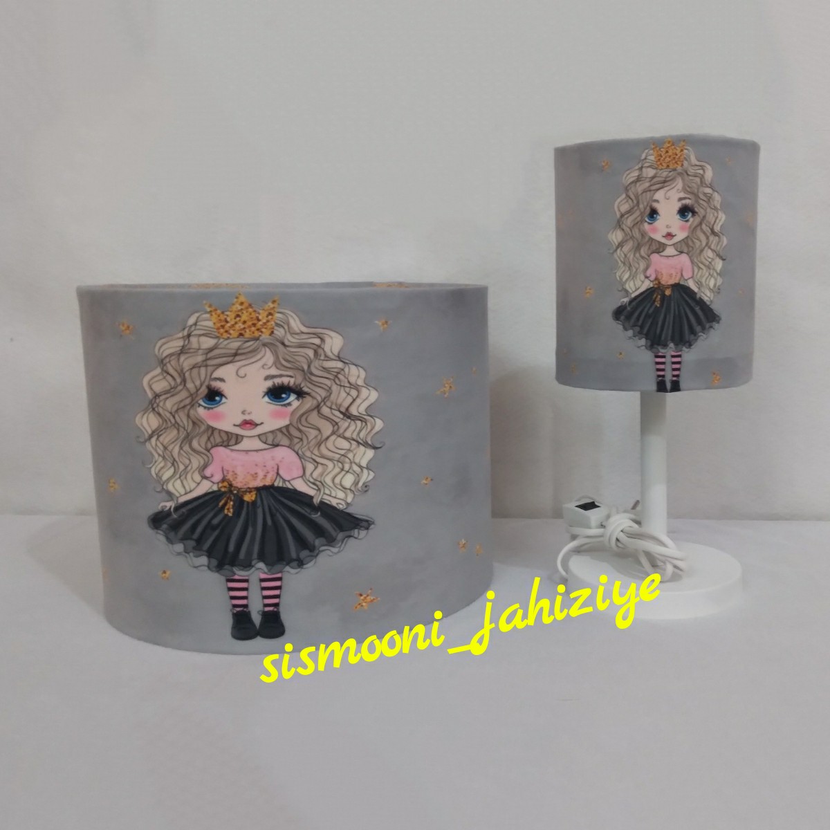 لوستر و آباژور چاپی اتاق کودک و نوجوان- طرح دختر موفرفری- زمینه طوسی.قابلیت ست با سرویس خواب و پرده و فرش و...