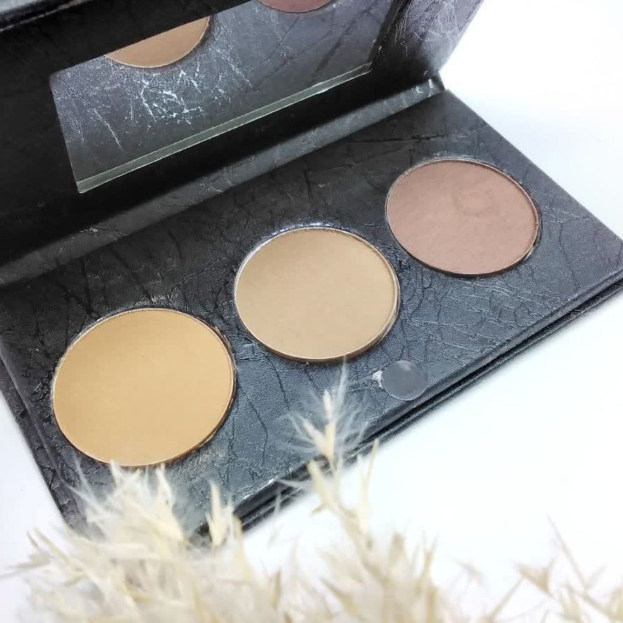  سایه ابرو 3رنگ هانتین-کد 10606-دارای آینه برای سهولت آرایش و همچنین درب مگنتی