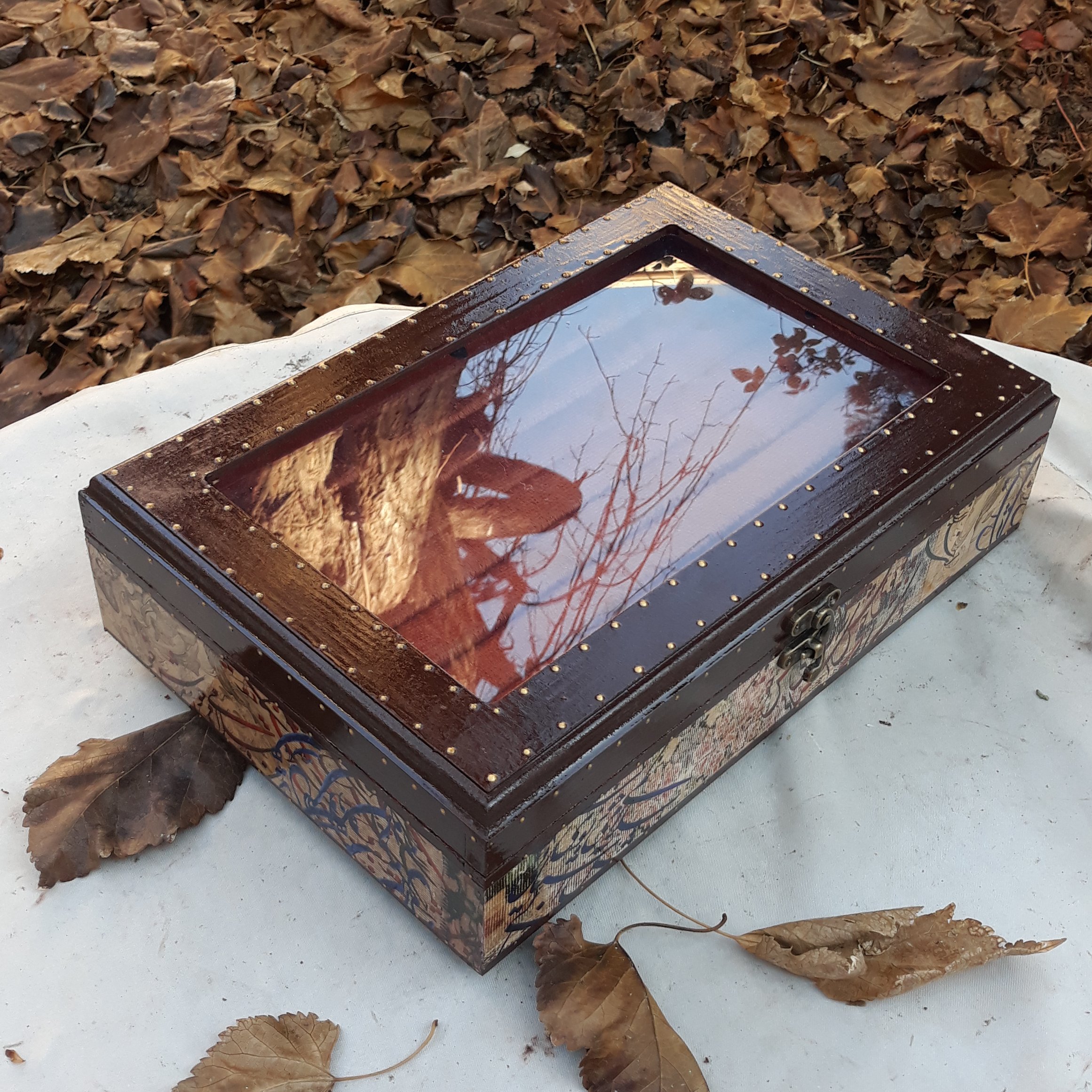 جاانگشتری با طرح نستعلیق ، مناسب نگهداری 65 الی 70 انگشتر ، سطح جعبه براق ، درون جعبه پوشش مخمل