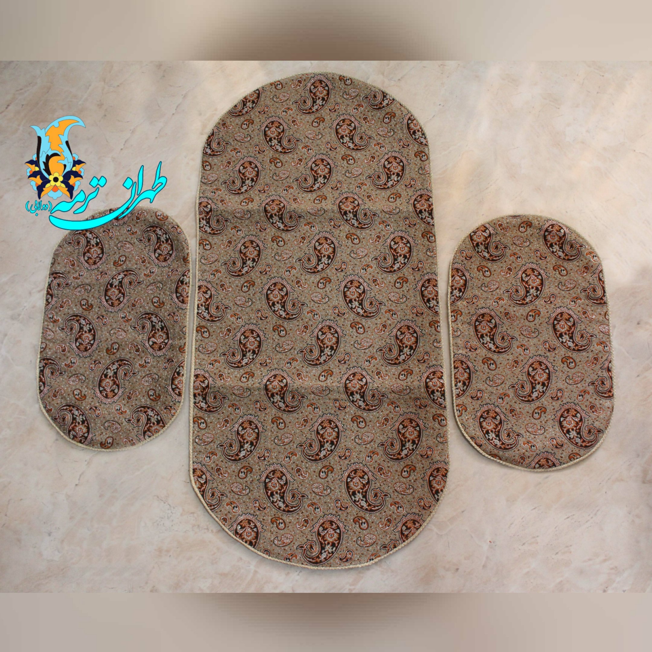ست سه تکه رومیزی ترمه نفیس، ترمه یزدی اصل تراکم بالا، رومیزی جلومبلی سه تیکه، رنگ گردویی، آستری همرنگ ترمه