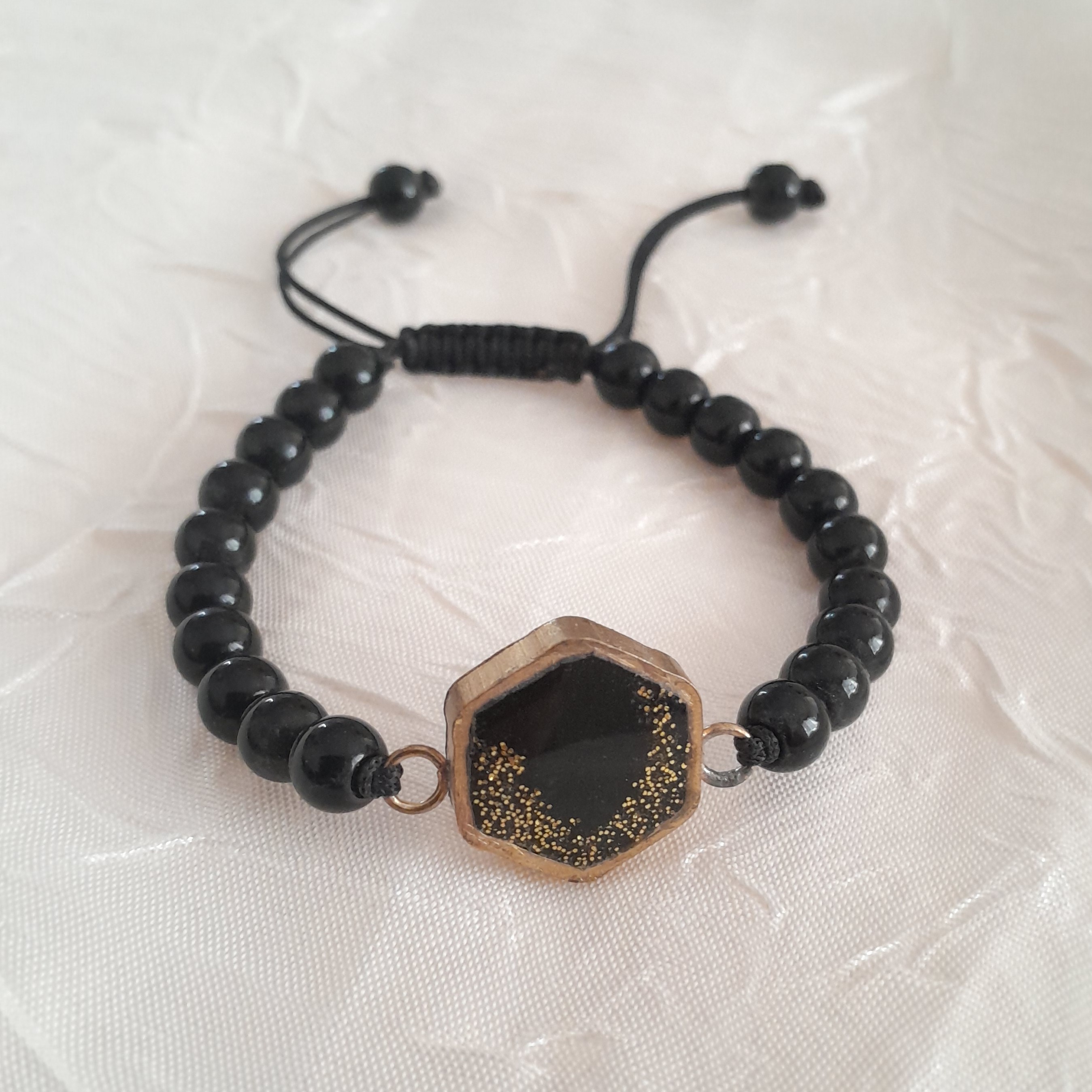 دستبند اونیکس براق با نگین رزینی مشکی اکلیلی