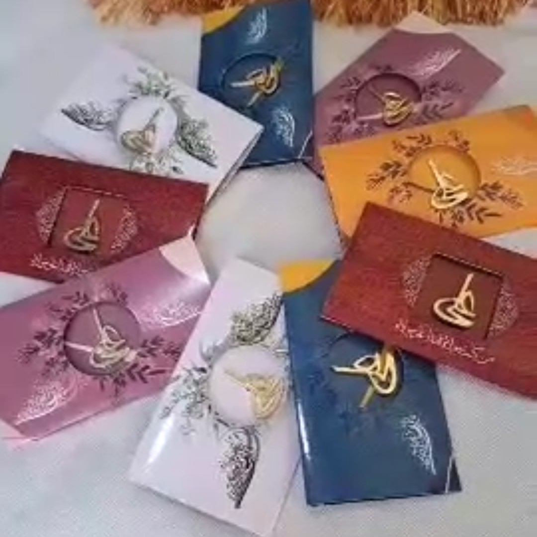 سنجاق سینه منقش به نام زیبای حضرت علی علیه السلام ویژه هدیه عید غدیر  در بسته بندی شکیل