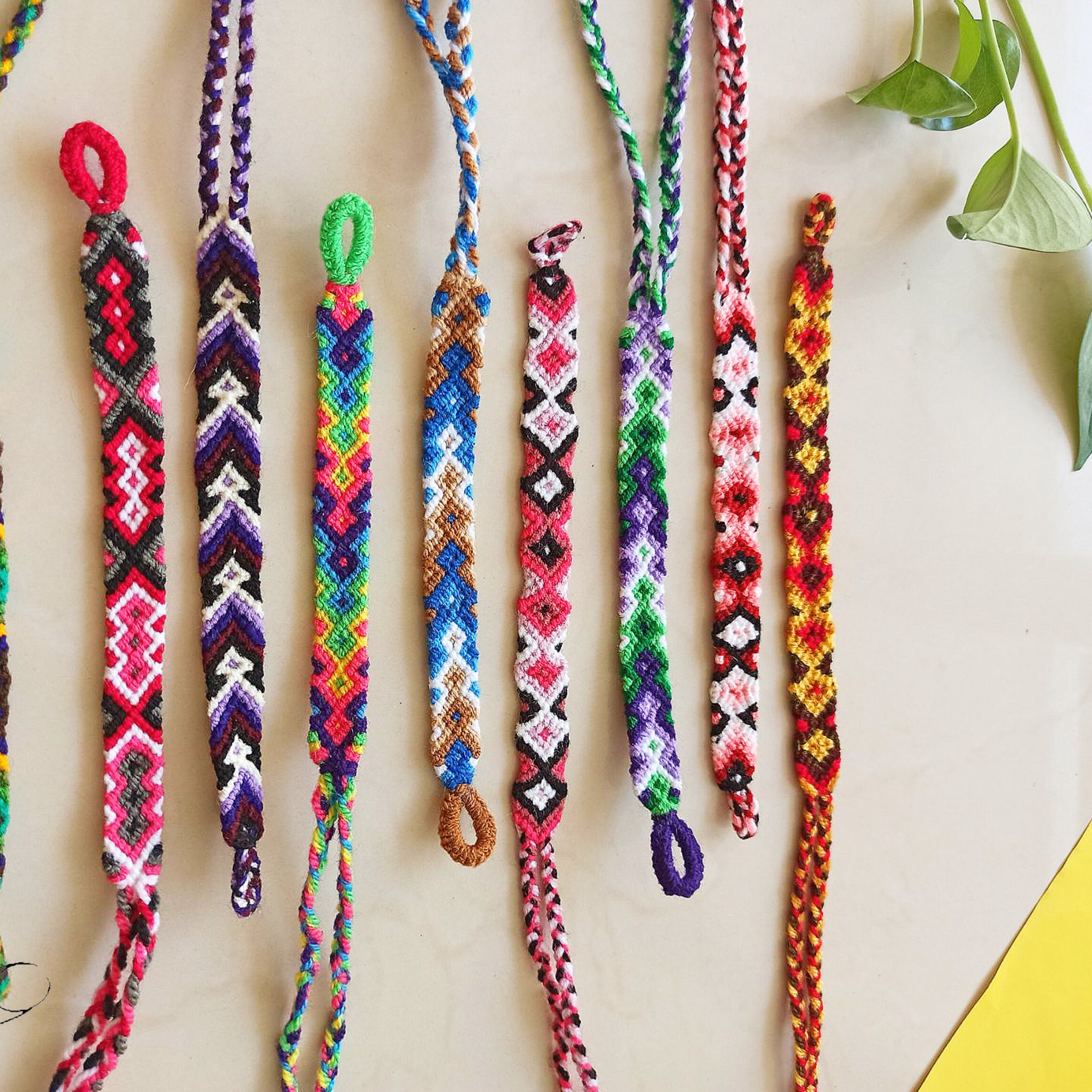 دستبند و پا بند بافت دوستی در رنگها و طرحهای دلخواه شما