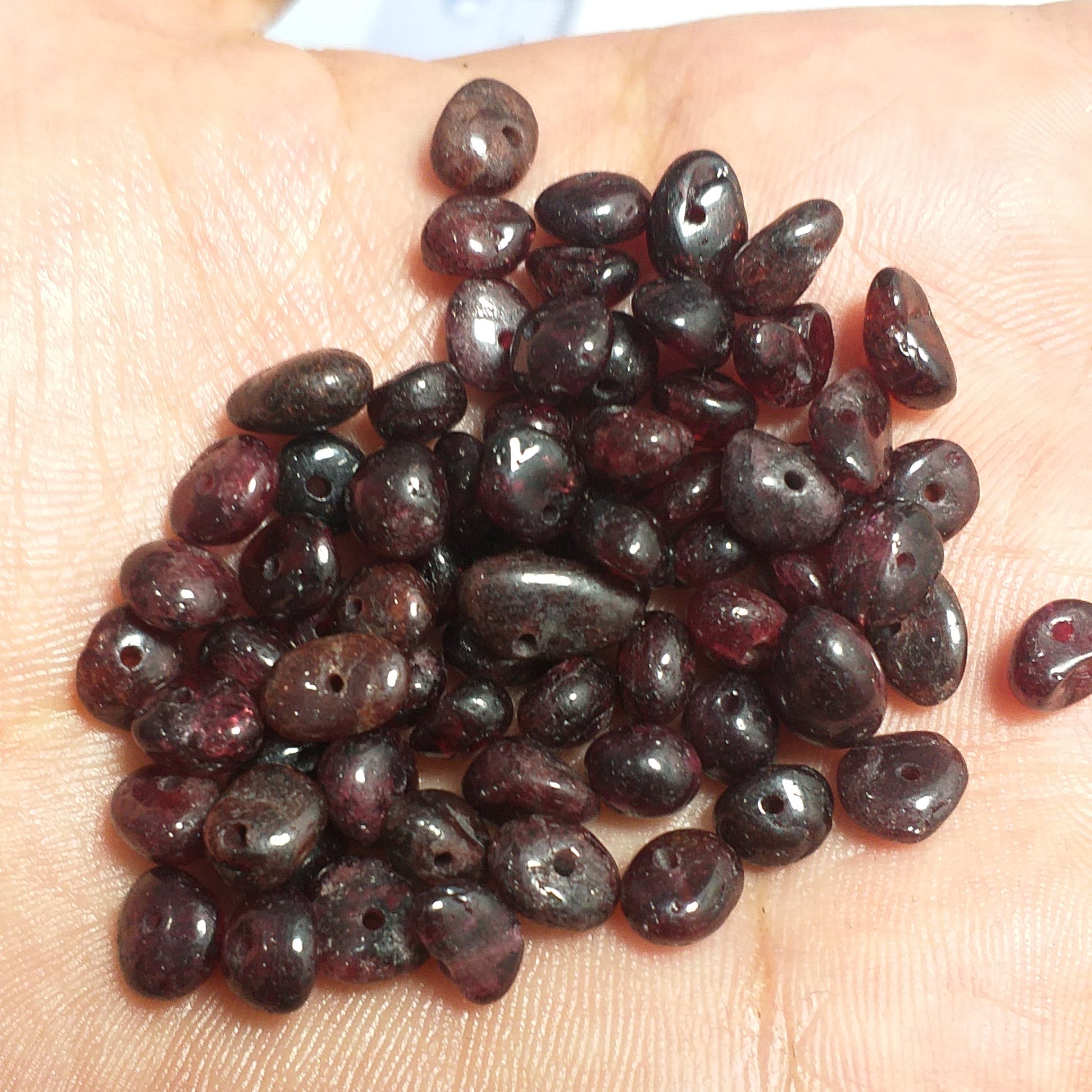 مهره گارنت تراش نخورده،اصل و معدنی بهترین رنگ،کیفیت و قیمت(هر عدد فقط3000 تومان)قیمت عمده،تخفیف آخر فصل