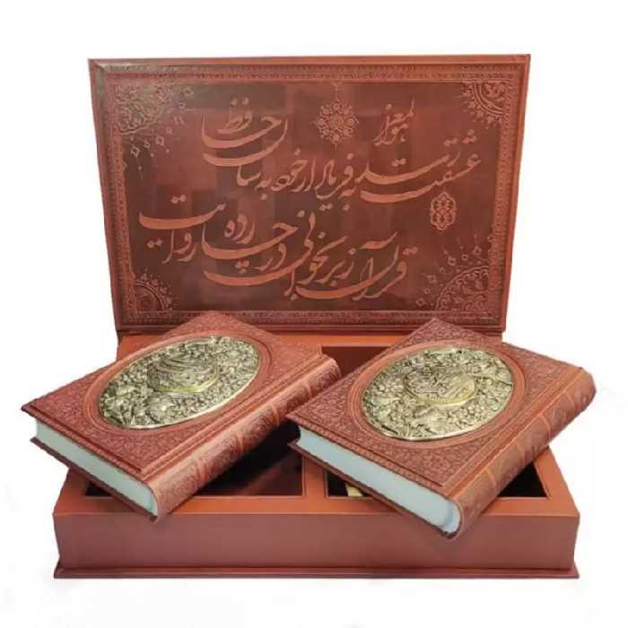 123700-کتاب مصحف نفیس معطر قرآن و حافظ چرم با پلاک طرح مس