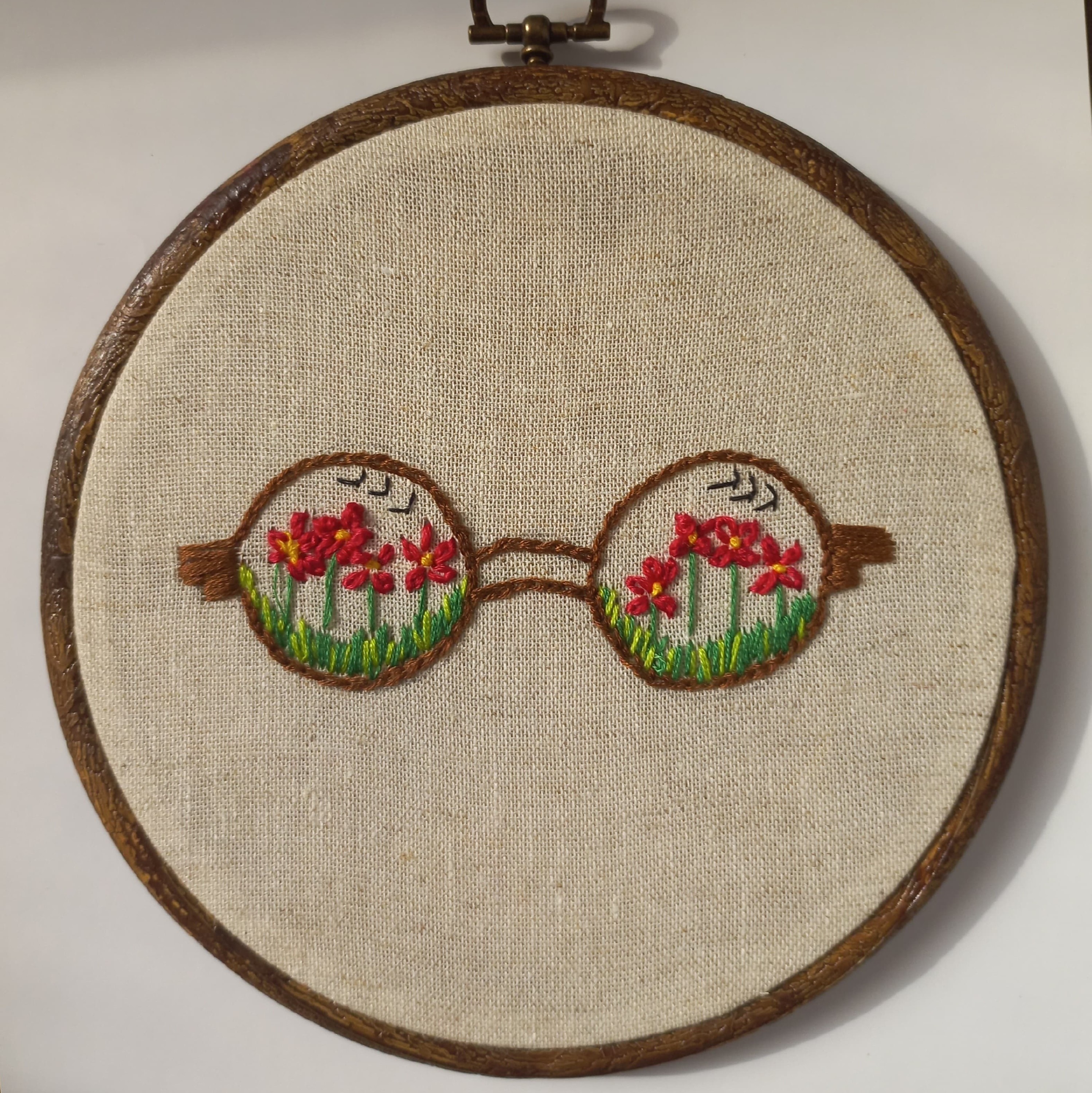 تابلوی گلدوزی شده با دست طرح عینک سایز متوسط 