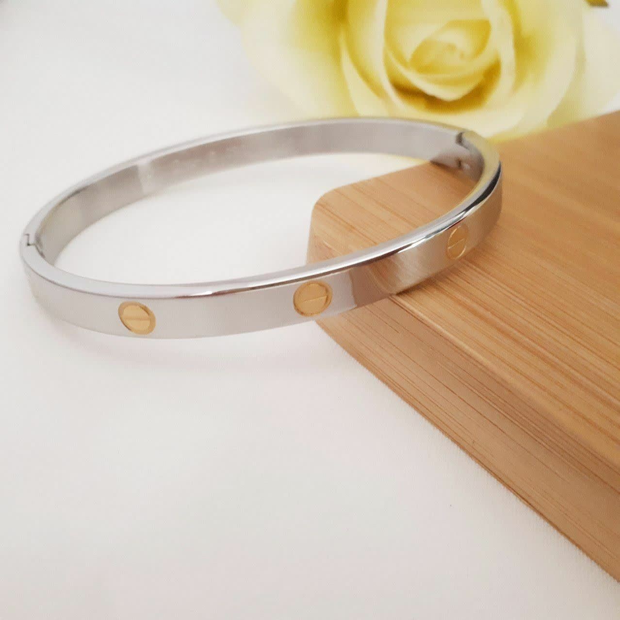 دستبند النگویی کد8407کارتیر قفلی.آبکاری طلا.رنگ ثابت.ضدحساسیت.داخل دستبند برند کارتیر حکاکی شده