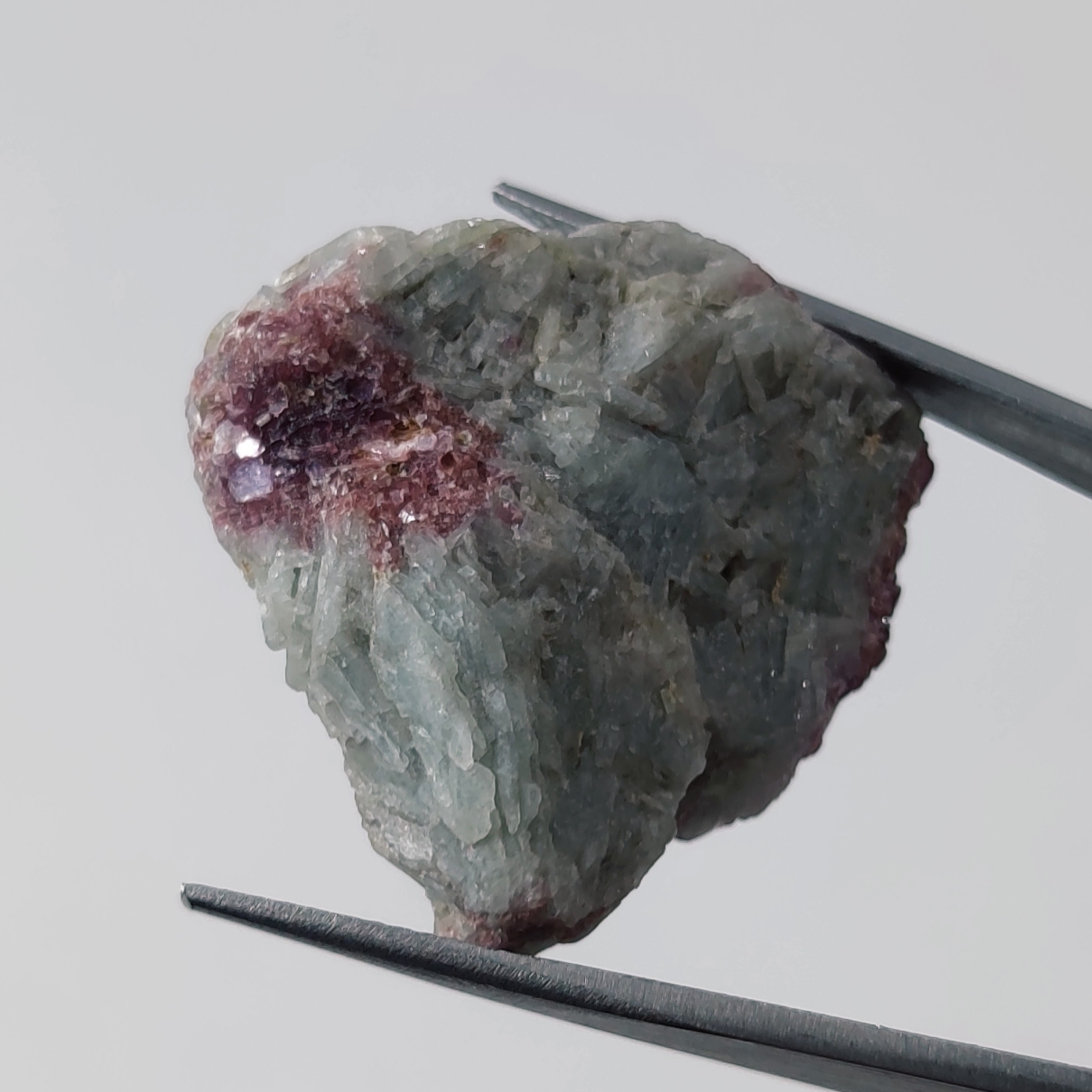 راف سنگ لپیدولیت معدنی موزامبیک (تقریباً کمیاب)