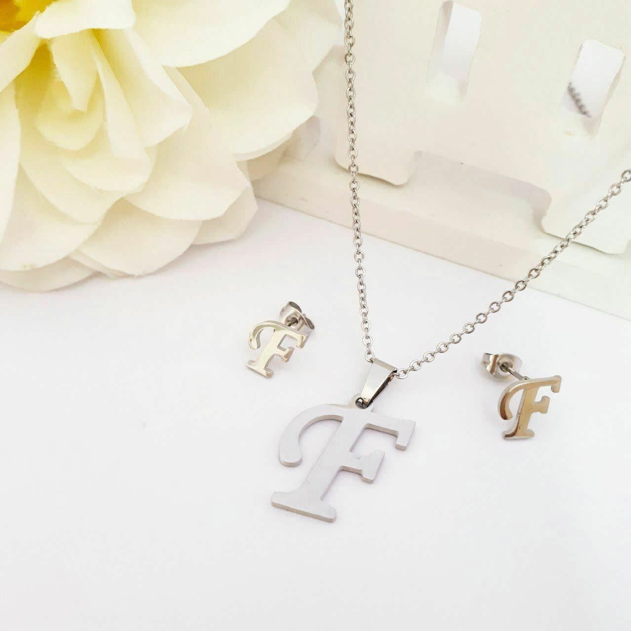 نیمست حرف F کد6372.استاینلس استیل.آبکاری طلا.رنگ ثابت.ضدحساسیت