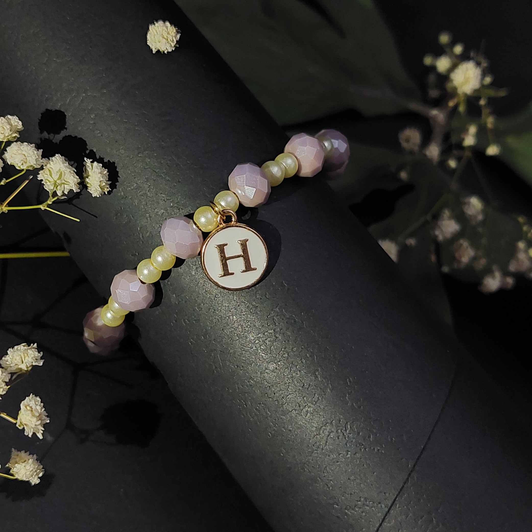 دستبند حرف H  با مروارید و کریستال برش خورده، به همراه قفل و زنجیر استیل