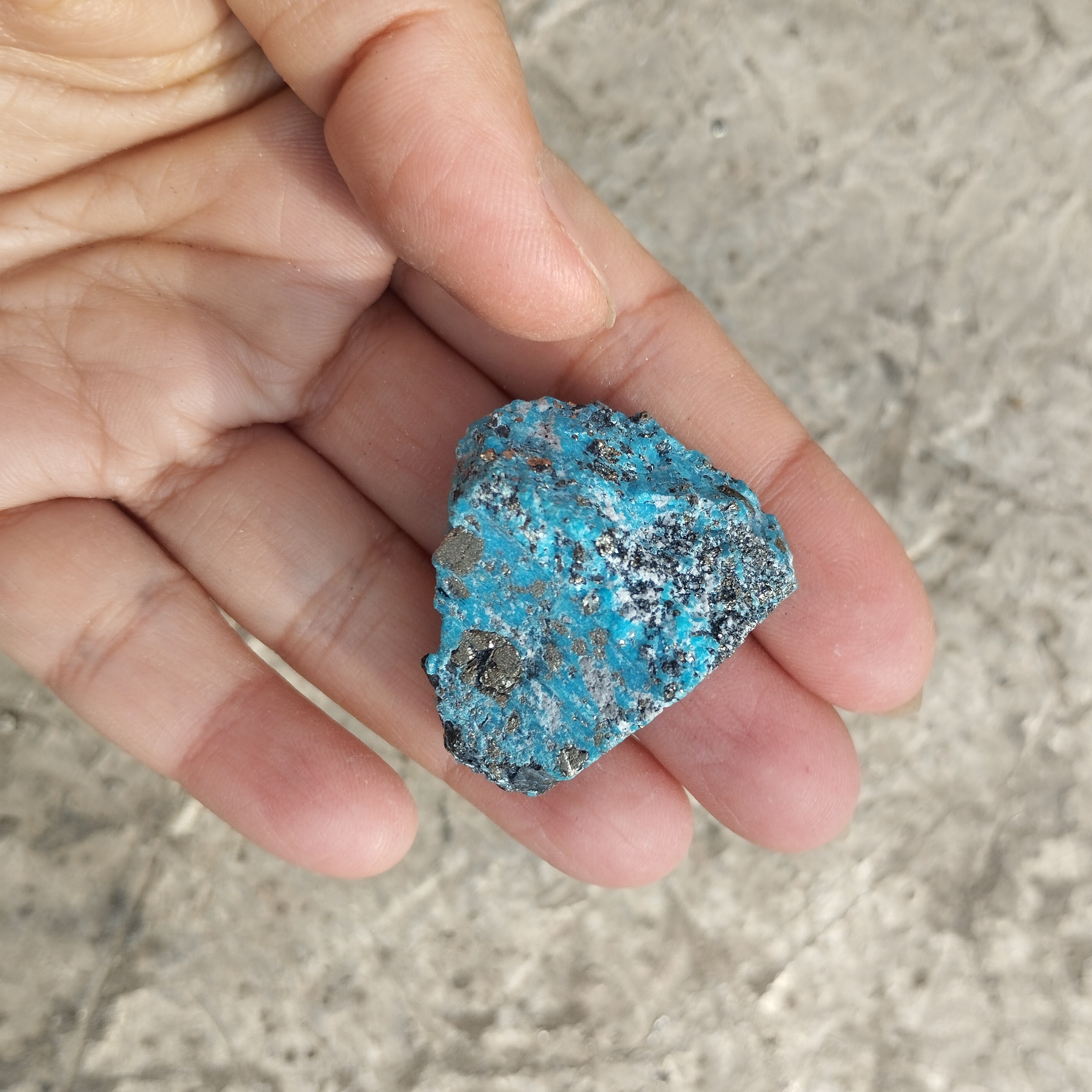 سنگ راف فیروزه حبه ای فیروزه با پیریت طلایی کلکسیونی و مناسب ساخت نگین معدنی و اصل از معدن کرمان