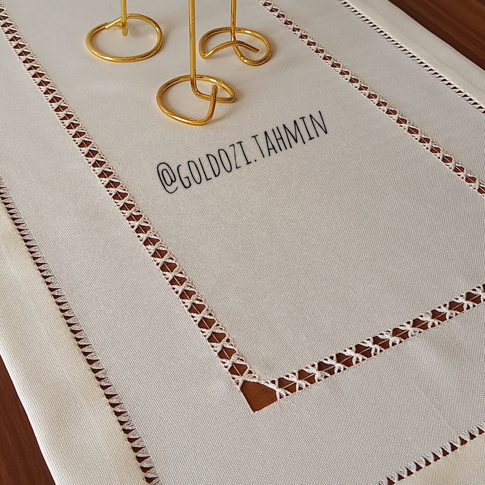 رانر  ژوردوزی در دو ردیف تماما  کار دست در رنگ شیری در ابعاد130در50