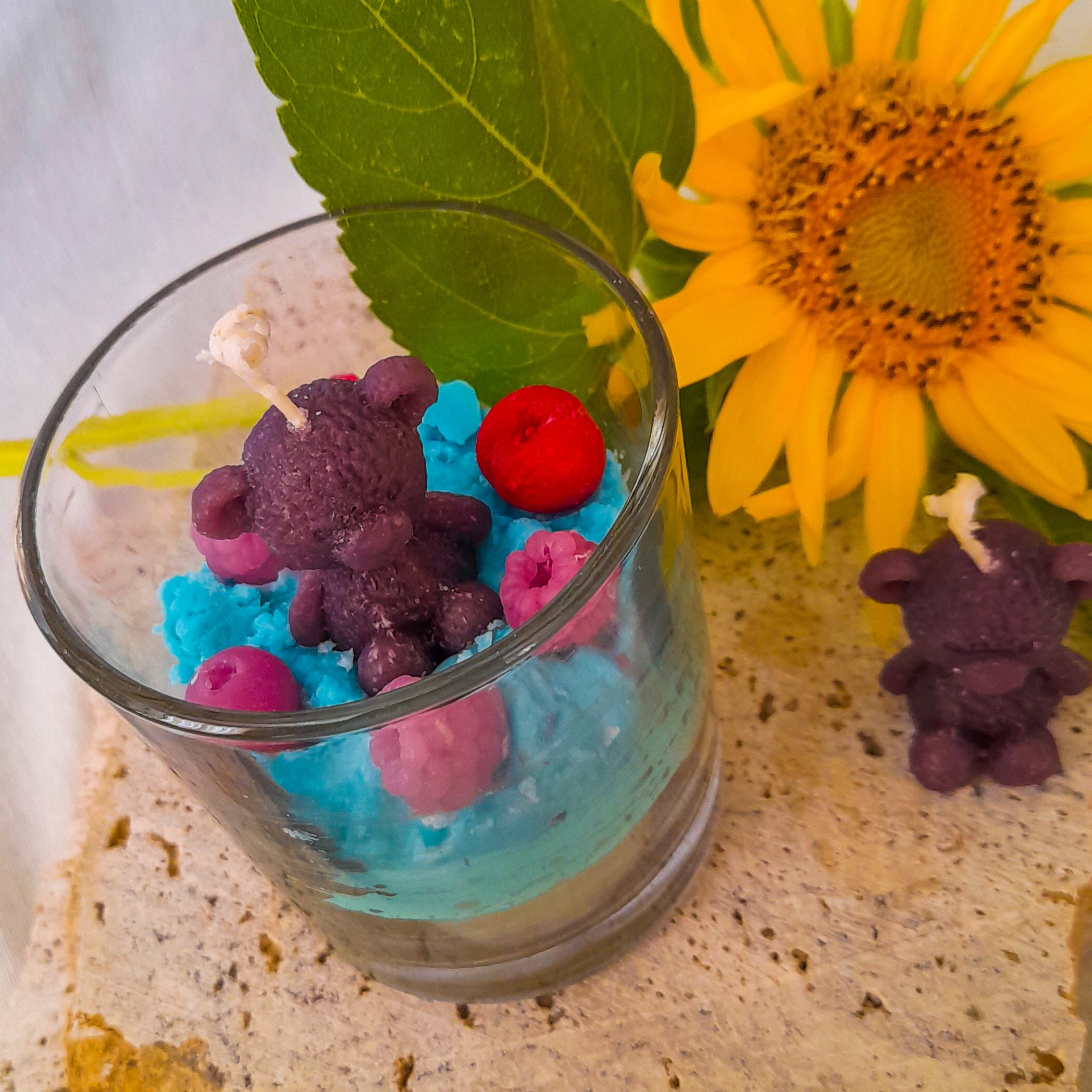 شمع تزیینی دستساز لیوانی طرح خرس تدی گالری زیبا(تزئین شده با توت و بلوبری