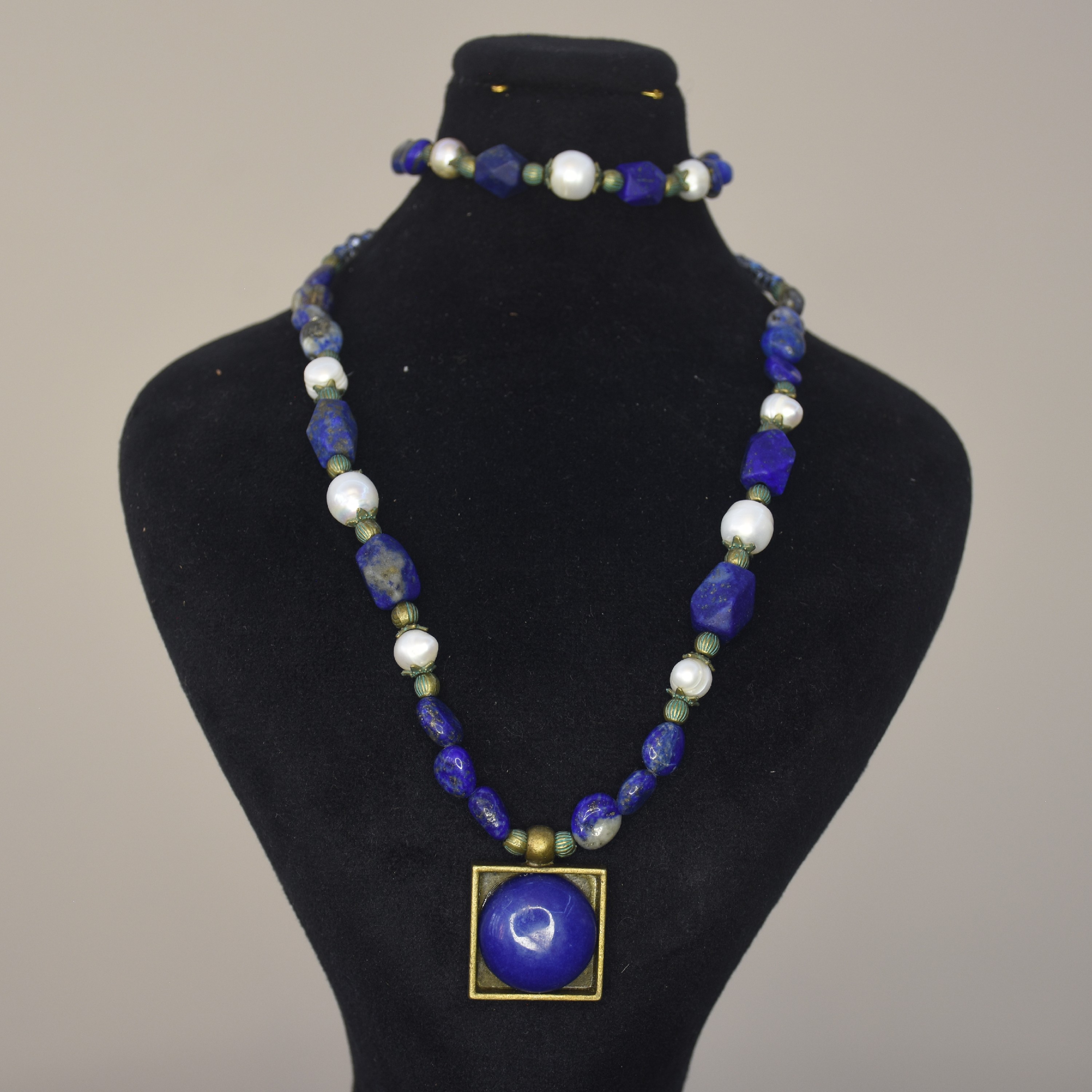 ست گردنبند و دستبند دستساز با سنگ لاجورد افغان و مروارید پرورشی 